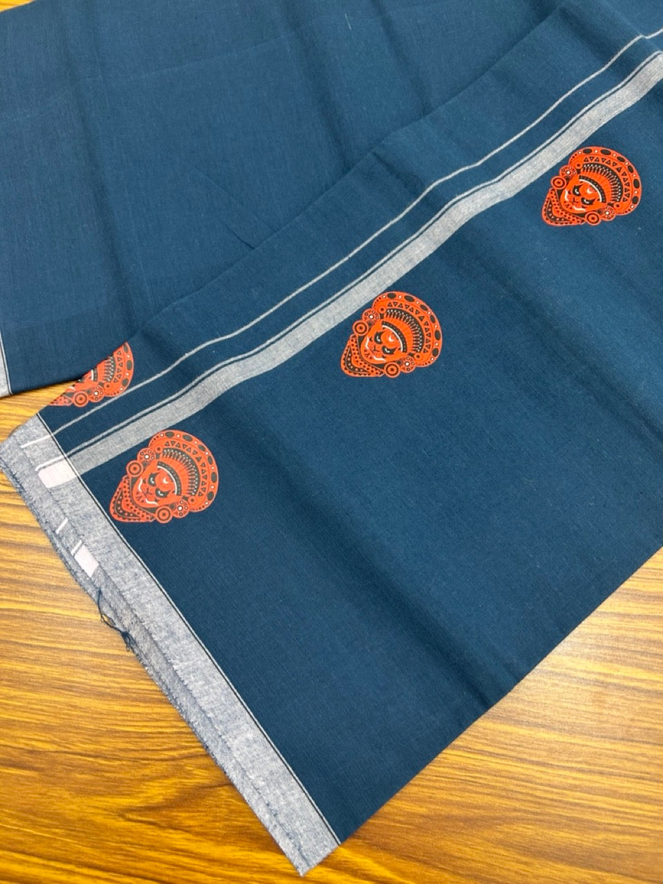 9% Discount !! Kaitharikada Pure Cotton - Single Kaily / Lungi - (40s) - 0.5 inch White kara Theyyam Printed Design with Dark Blue colour body (2 meter / 4 muzham) - 30 KK8028 GAN