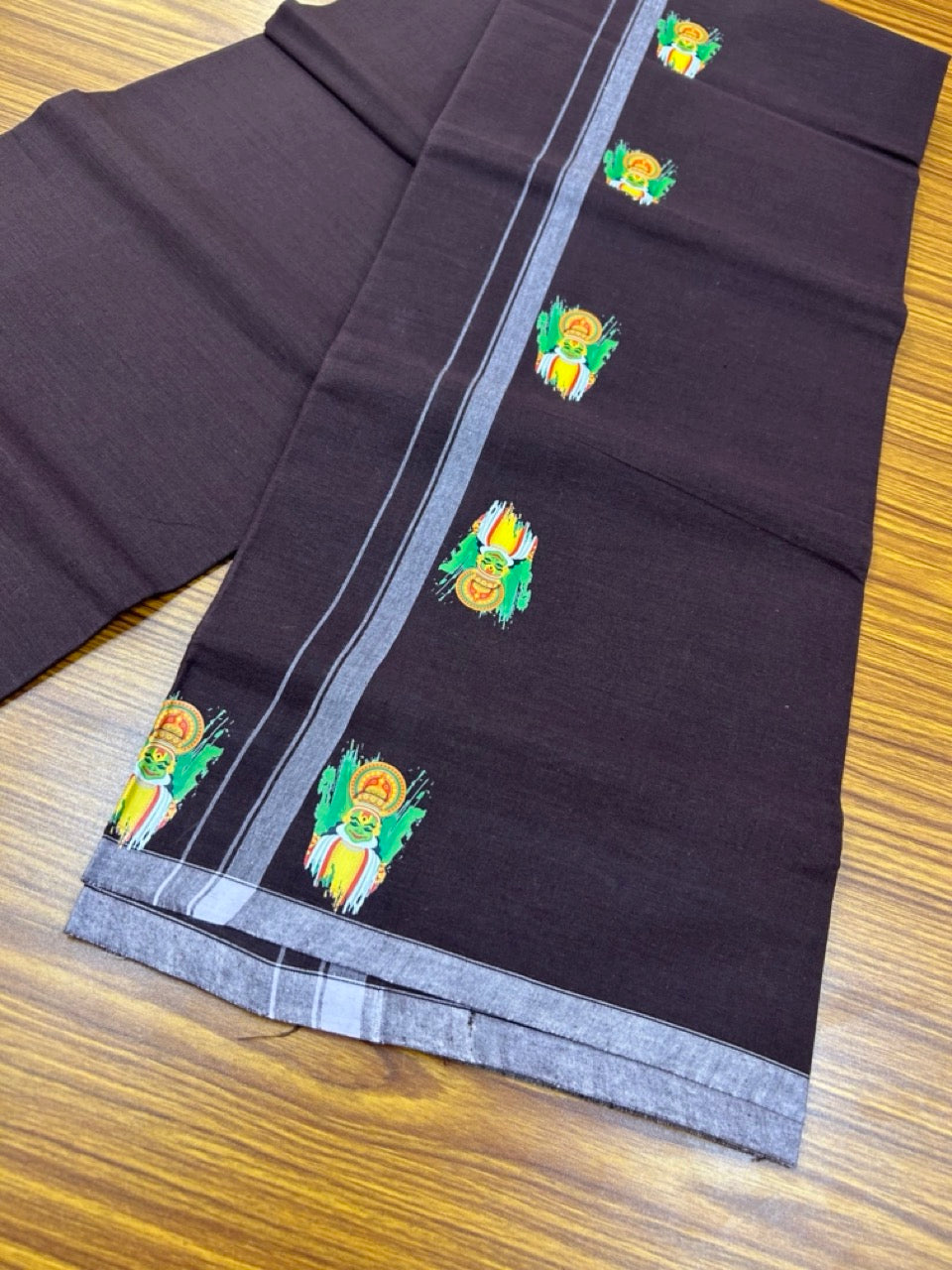 9% Discount !! Kaitharikada Pure Cotton - Single Kaily / Lungi - (40s) - 0.5 inch Kadhakali Printed Design kara with Dark Wine Brown colour body (2 meter / 4 muzham) - 31 KK8028 GAN