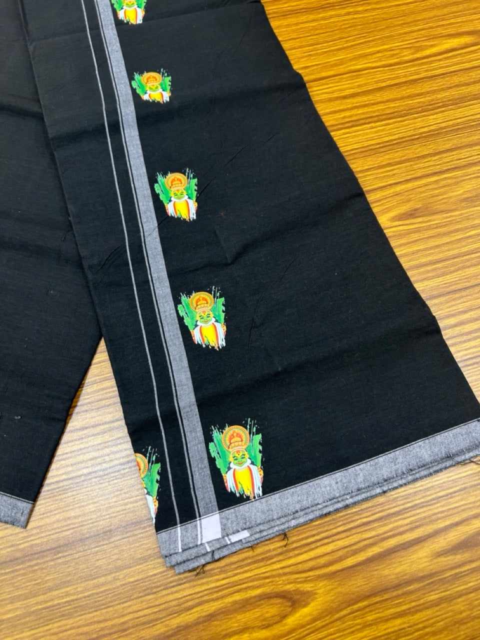 9% Discount !! Kaitharikada - Pure Cotton - Single Kaily / Lungi - (40s) - 0.5 inch Kadhakali Printed Design kara with Black colour body (2 meter / 4 muzham) - 25 KK8028 GAN