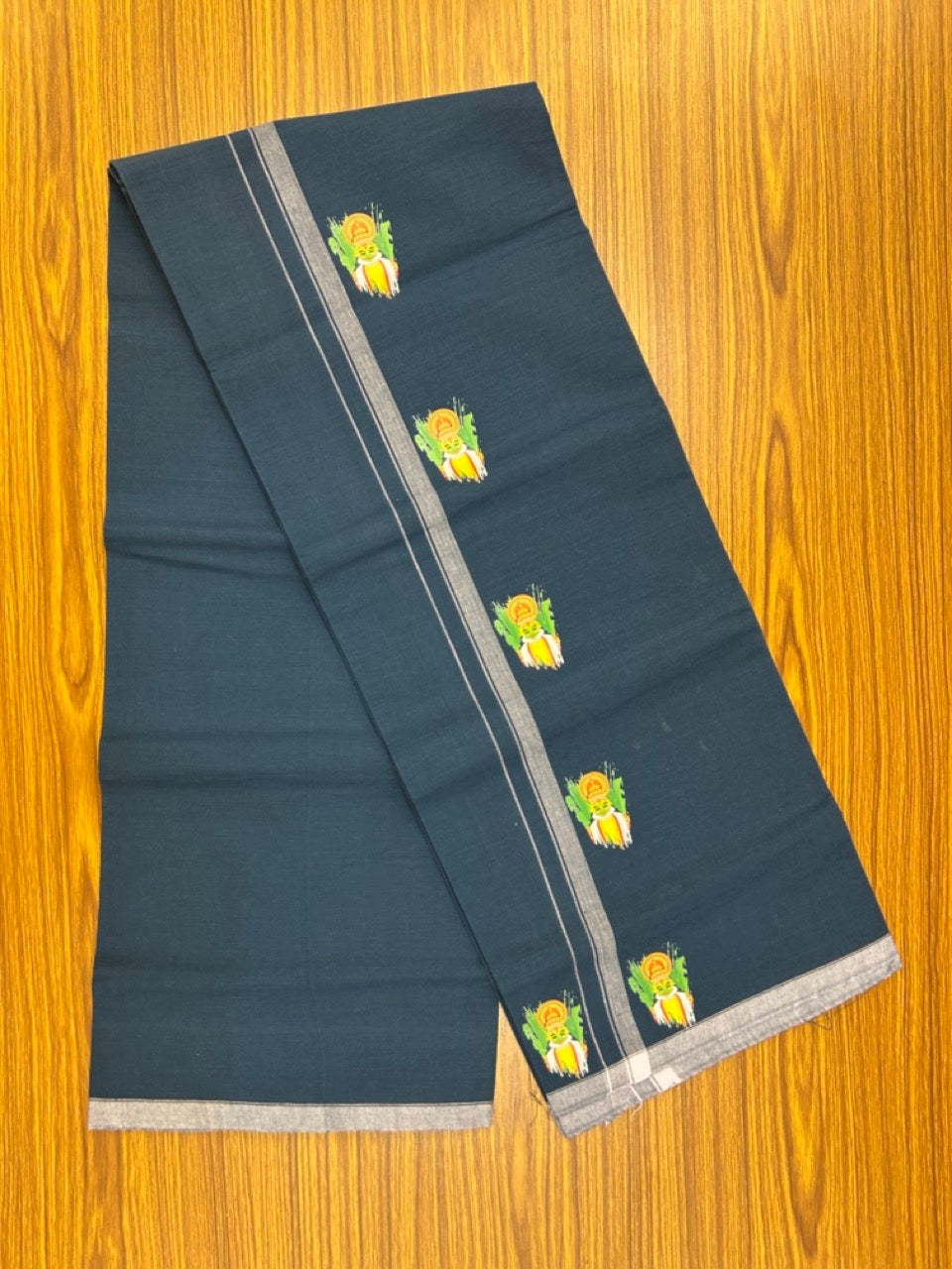 9% Discount !! Kaitharikada Pure Cotton - Single Kaily / Lungi - (40s) - 0.5 inch Kadhakali Printed Design kara with Dark Blue colour body (2 meter / 4 muzham) - 24 KK8028 GAN