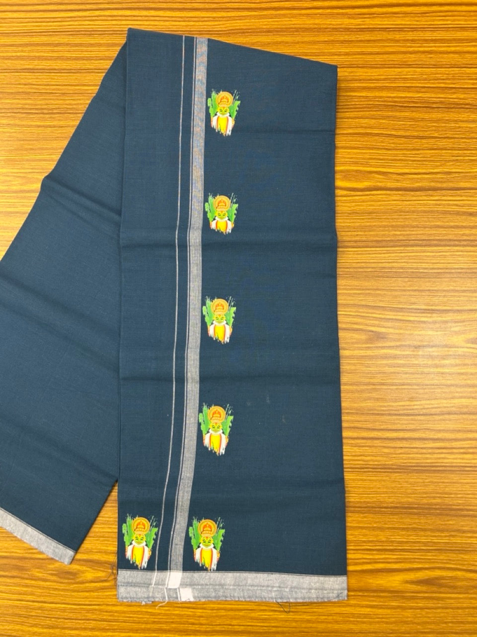9% Discount !! Kaitharikada Pure Cotton - Single Kaily / Lungi - (40s) - 0.5 inch Kadhakali Printed Design kara with Dark Blue colour body (2 meter / 4 muzham) - 24 KK8028 GAN