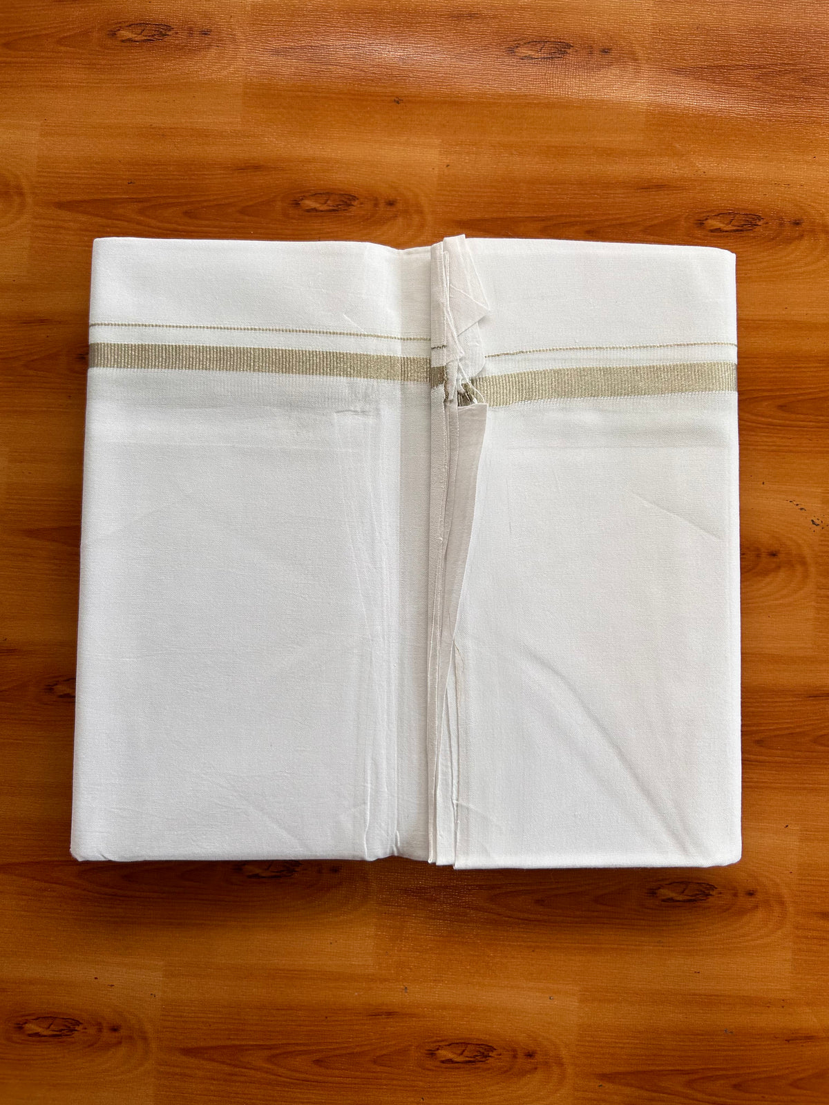 Single Pure White Mundu/Dhoti - 25% Discount ! KaithariKada Pulimood 100% Cotton Kerala Handloom - 0.5 inch Silver Kasav Kara (2 meter / 4 muzham) - 27 KK5534 KAI
