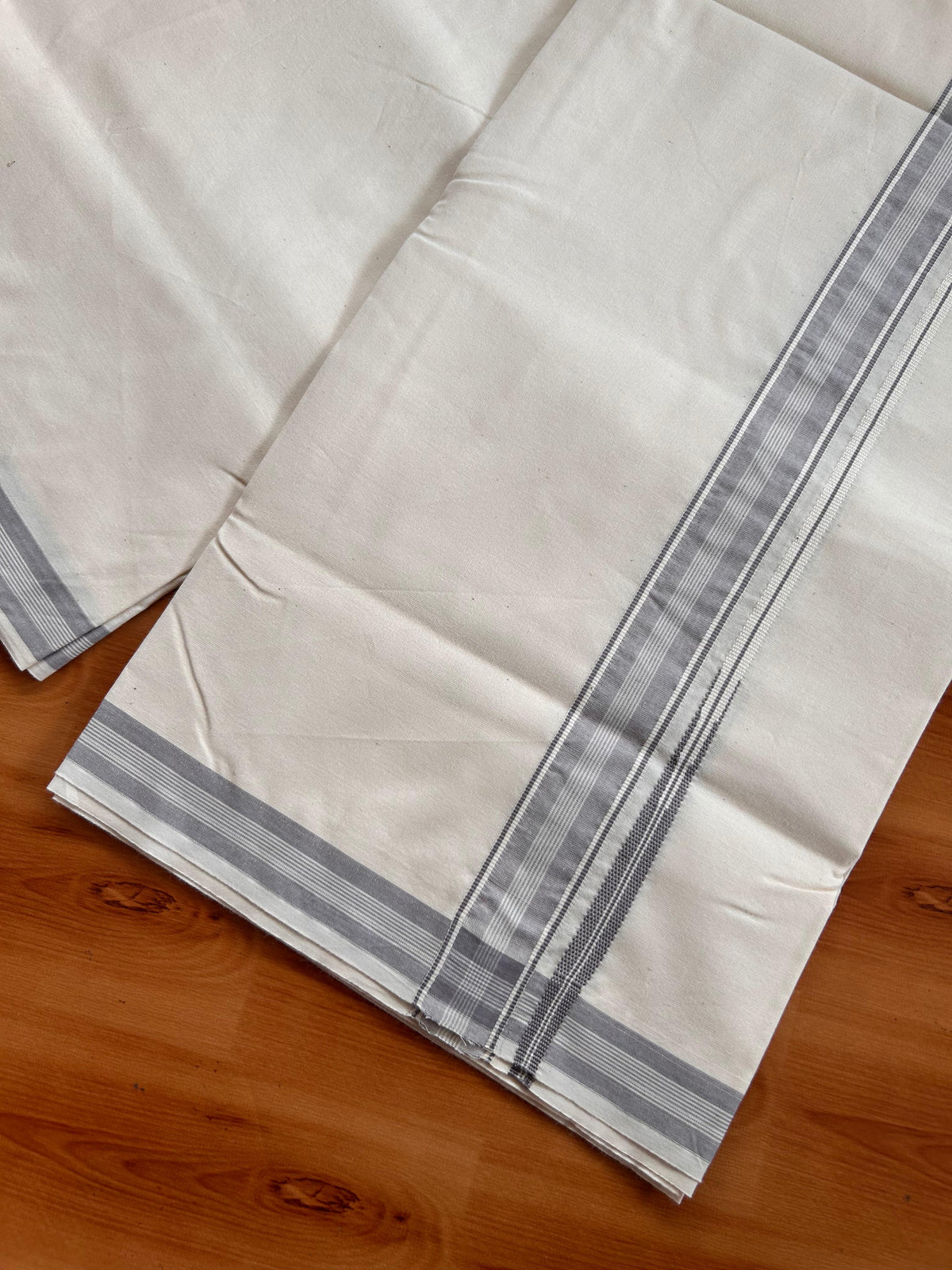Single Mundu/Dhoti - Off White (Unbleached) 20% Discount !! KaithariKada Pulimood 100% Cotton Twisted 100s Thread - 1.25 inch Puliyilakkara Light Purplish Grey Chutty Kara (2 meter/4 Muzham) - 4 KK5539 ASH