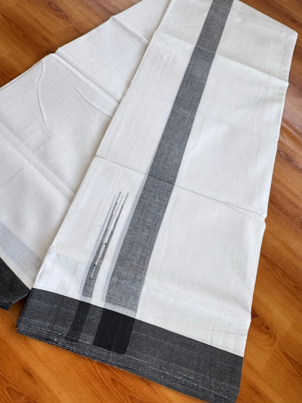 Pure White Double Mundu/Dhoti - 20% Discount ! Kaitharikada Balaramapuram 100% Cotton - 100x80 - 1.5 inch Puliyilakkara Black Chutty Kara  3.90 mtr (8 muzham) - 4 KK5505 VAS