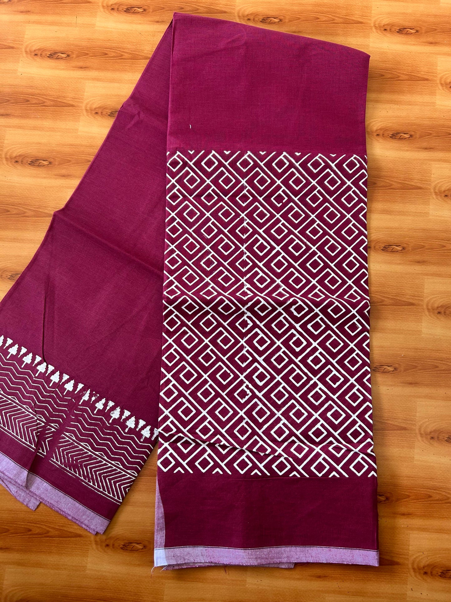 Single Kaily / Lungi - Mixed Cotton - (40s) - White Design printed kuppadam kara with Beet Red colour body (2 meter / 4 muzham) - 10 KK8062 GAN