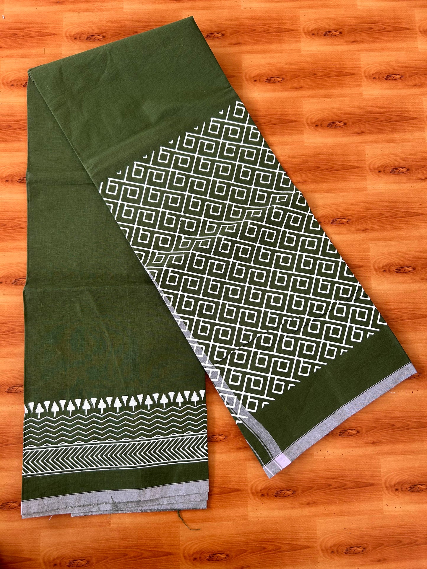 Single Kaily / Lungi - Mixed Cotton - (40s) - White Design printed kuppadam kara with Dark Green colour body (2 meter / 4 muzham) - 13 KK8062 GAN
