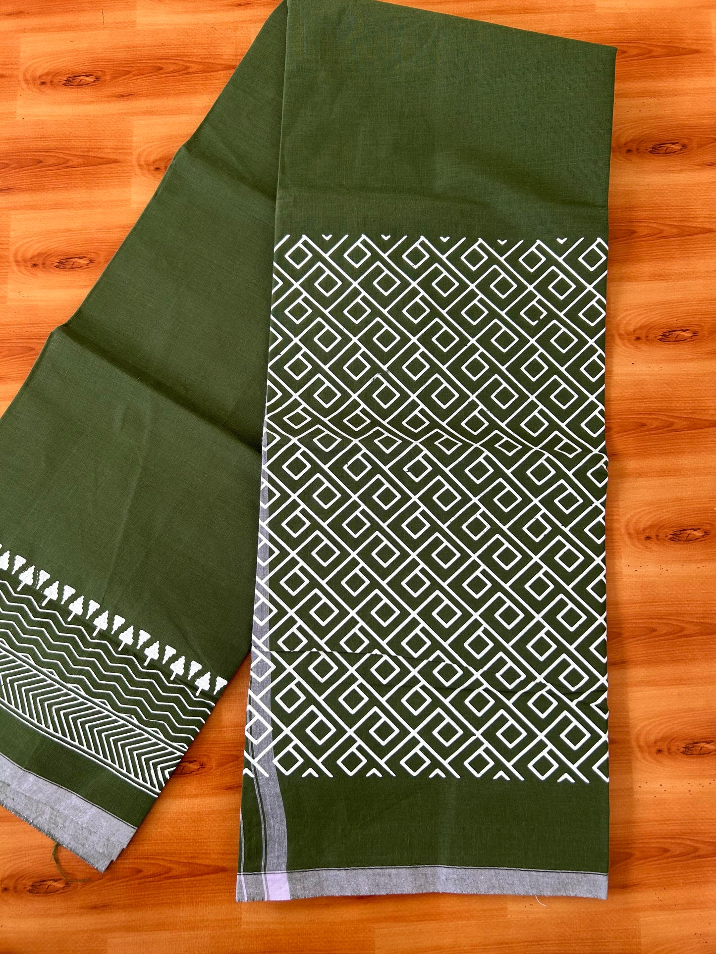 Single Kaily / Lungi - Mixed Cotton - (40s) - White Design printed kuppadam kara with Dark Green colour body (2 meter / 4 muzham) - 13 KK8062 GAN