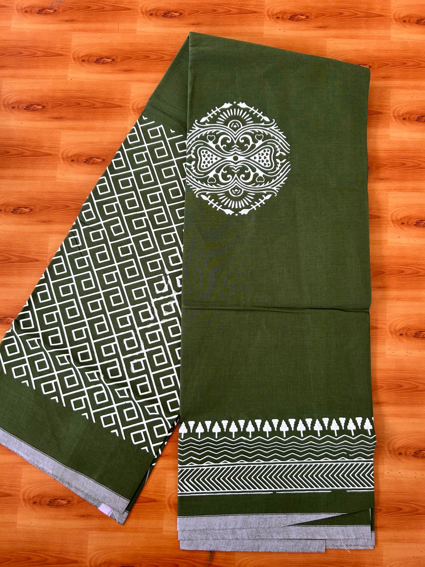 Single Kaily / Lungi - Mixed Cotton - (40s) - White Design printed kuppadam kara with Dark Green colour body (2 meter / 4 muzham) - 13 KK8062 GAN