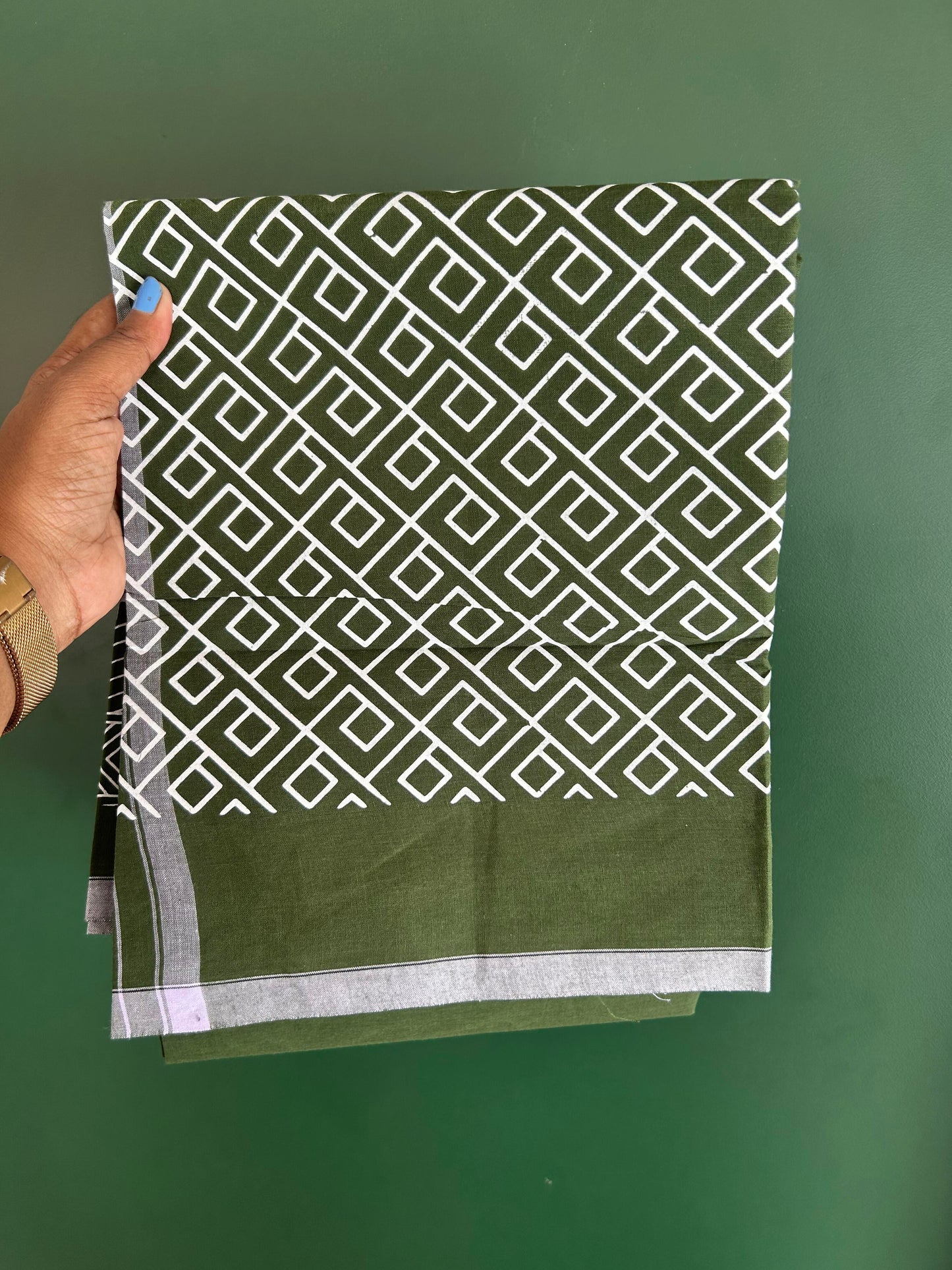 Single Kaily / Lungi - Mixed Cotton - (40s) - White Design printed kuppadam kara with Dark Green colour body (2 meter / 4 muzham) - 13 KK8062 GAN