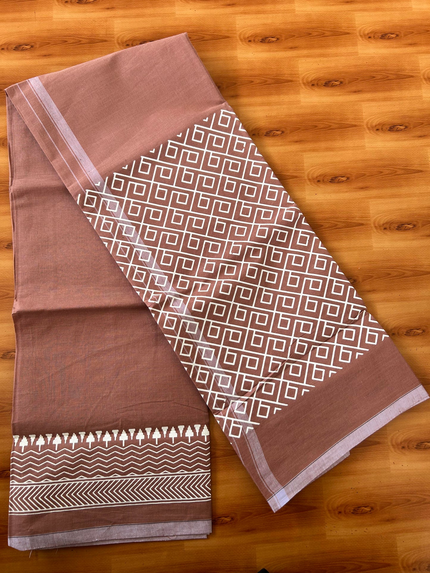 Single Kaily / Lungi - Mixed Cotton - (40s) - White Design printed kuppadam kara with ChestNut Brown colour body (2 meter / 4 muzham) - 12 KK8062 GAN