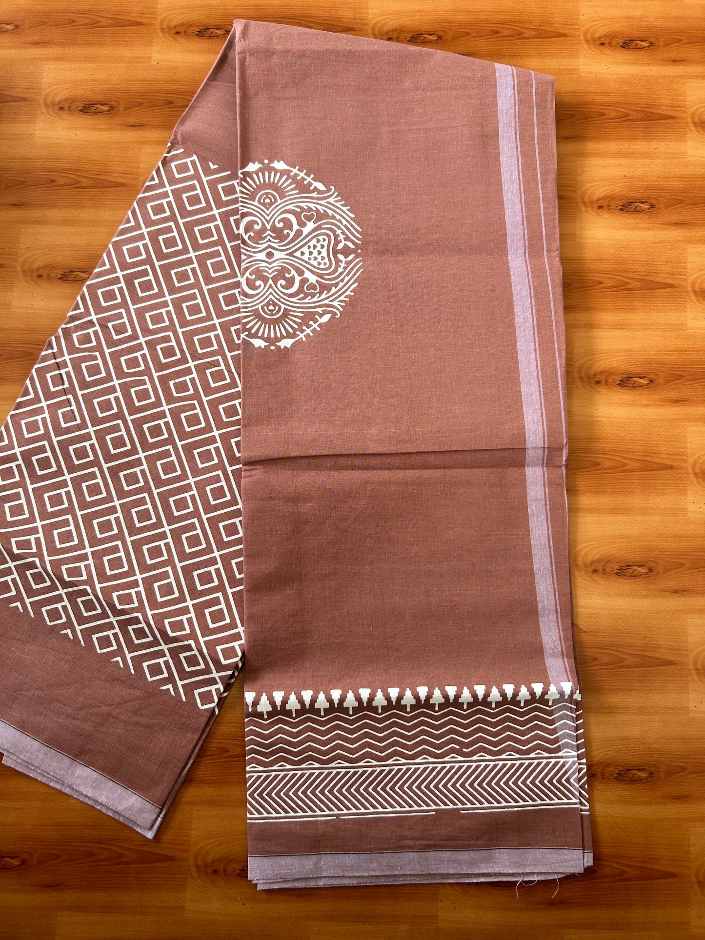 Single Kaily / Lungi - Mixed Cotton - (40s) - White Design printed kuppadam kara with ChestNut Brown colour body (2 meter / 4 muzham) - 12 KK8062 GAN