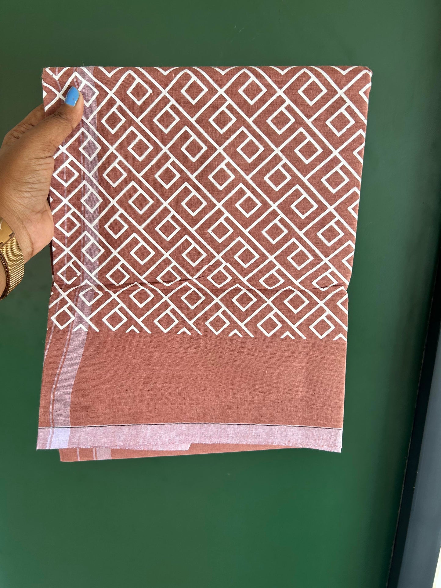 Single Kaily / Lungi - Mixed Cotton - (40s) - White Design printed kuppadam kara with ChestNut Brown colour body (2 meter / 4 muzham) - 12 KK8062 GAN