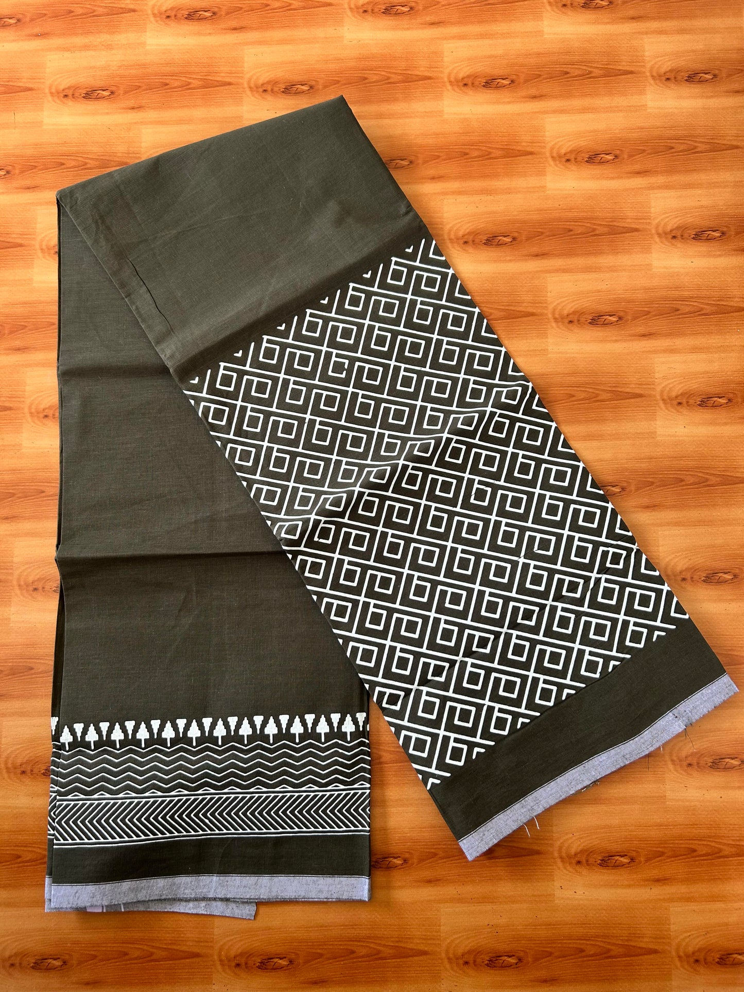 Single Kaily / Lungi - Mixed Cotton - (40s) - White Design printed kuppadam kara with Dark Olive Green colour body (2 meter / 4 muzham) - 15 KK8062 GAN