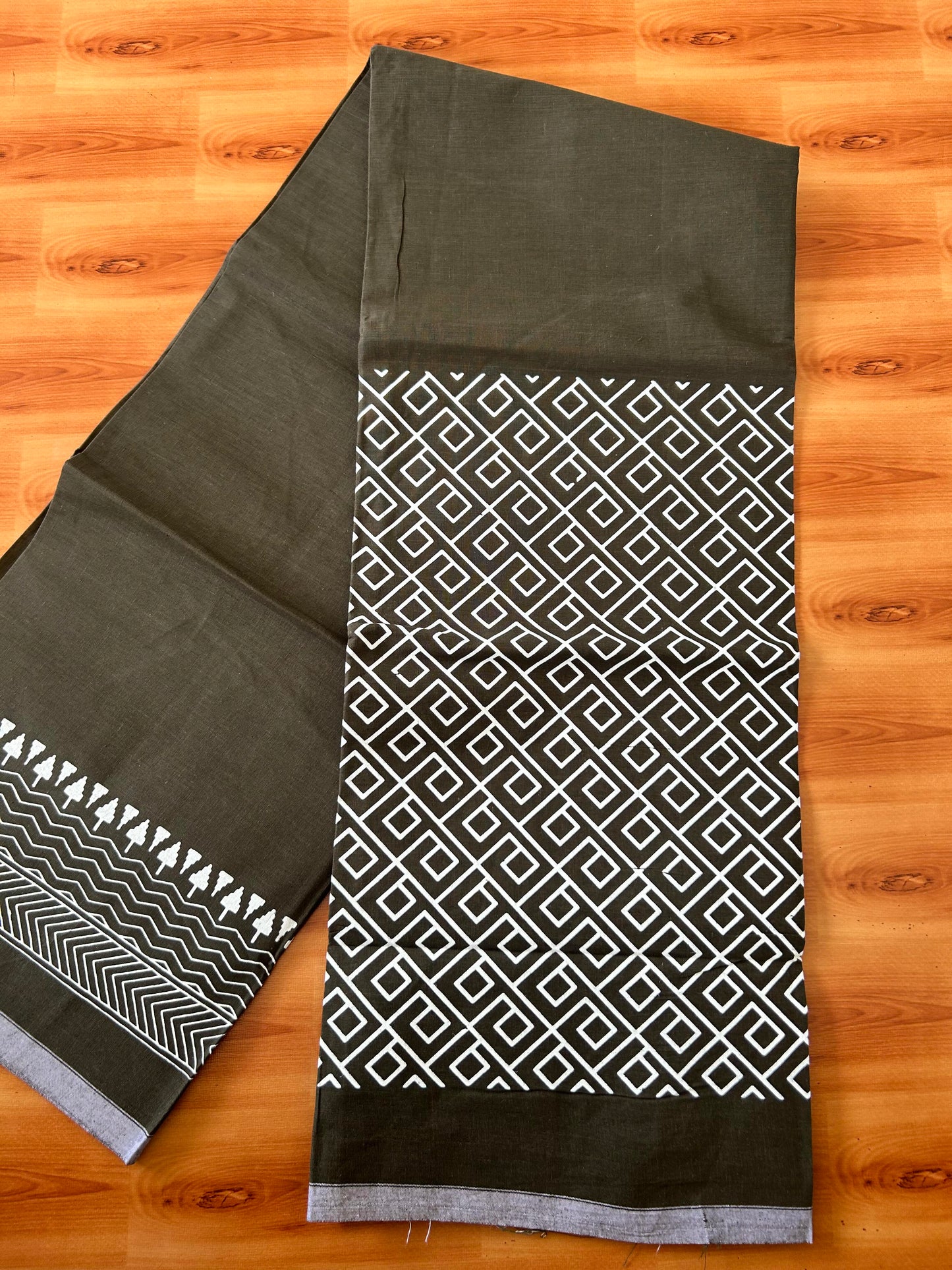 Single Kaily / Lungi - Mixed Cotton - (40s) - White Design printed kuppadam kara with Dark Olive Green colour body (2 meter / 4 muzham) - 15 KK8062 GAN