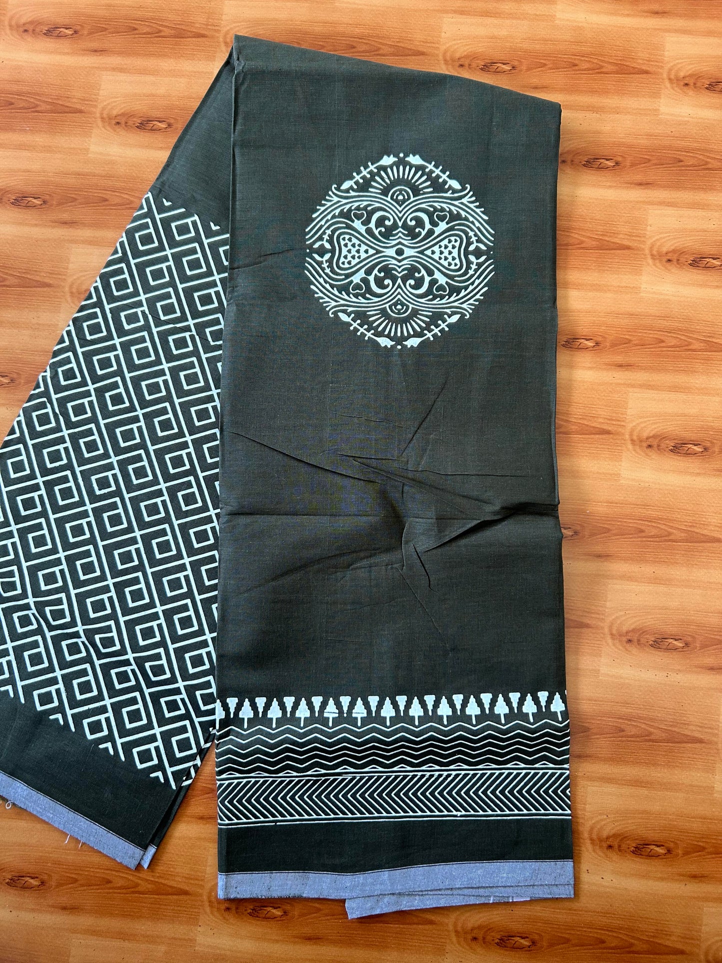 Single Kaily / Lungi - Mixed Cotton - (40s) - White Design printed kuppadam kara with Dark Olive Green colour body (2 meter / 4 muzham) - 15 KK8062 GAN