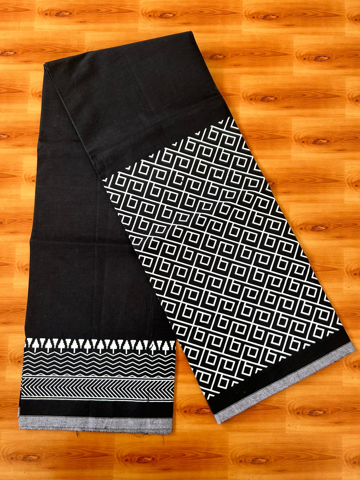 Single Kaily / Lungi - Mixed Cotton - (40s) - White Design printed kuppadam kara with Black colour body (2 meter / 4 muzham) - 17 KK8062 GAN