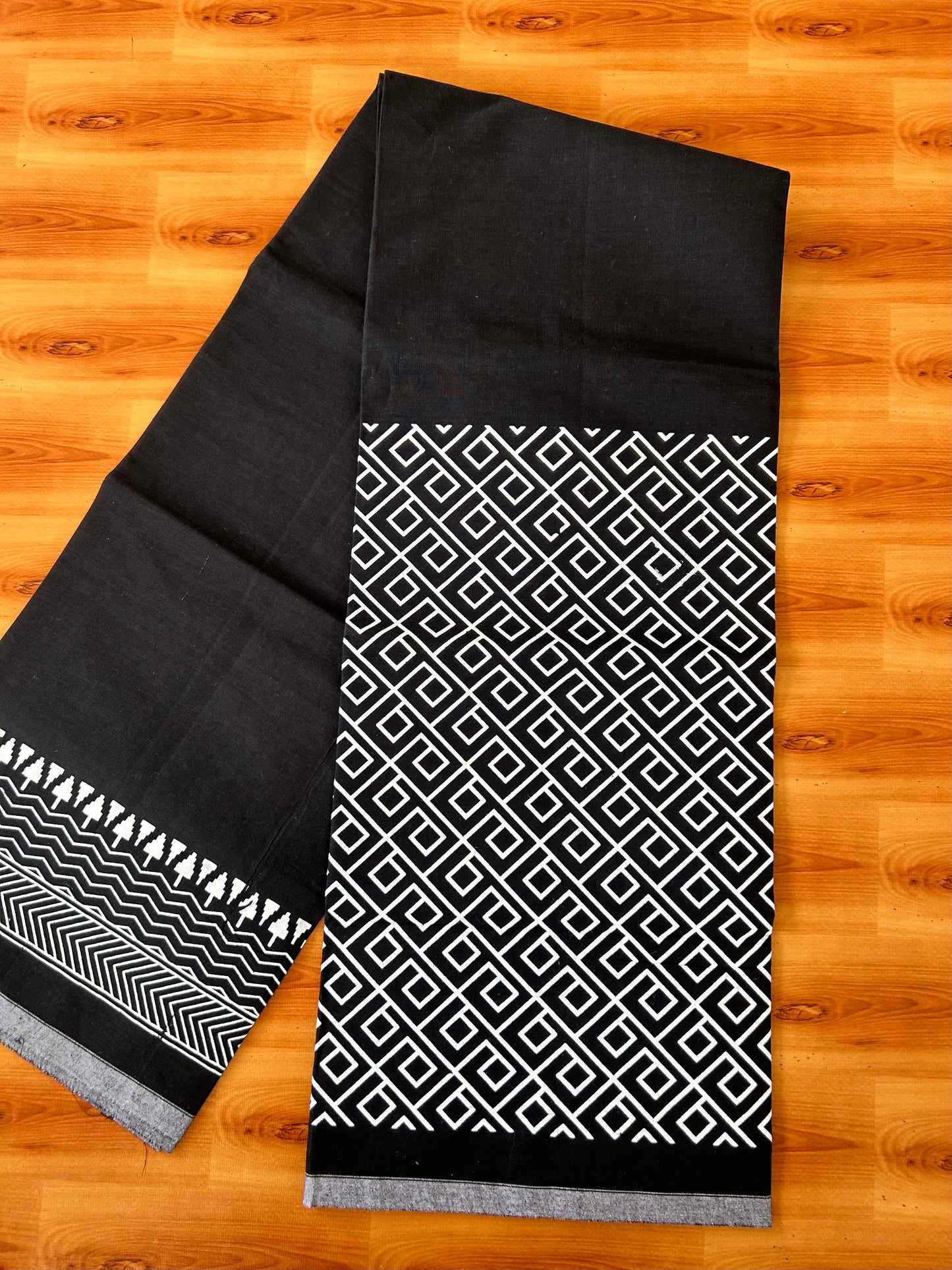 Single Kaily / Lungi - Mixed Cotton - (40s) - White Design printed kuppadam kara with Black colour body (2 meter / 4 muzham) - 17 KK8062 GAN