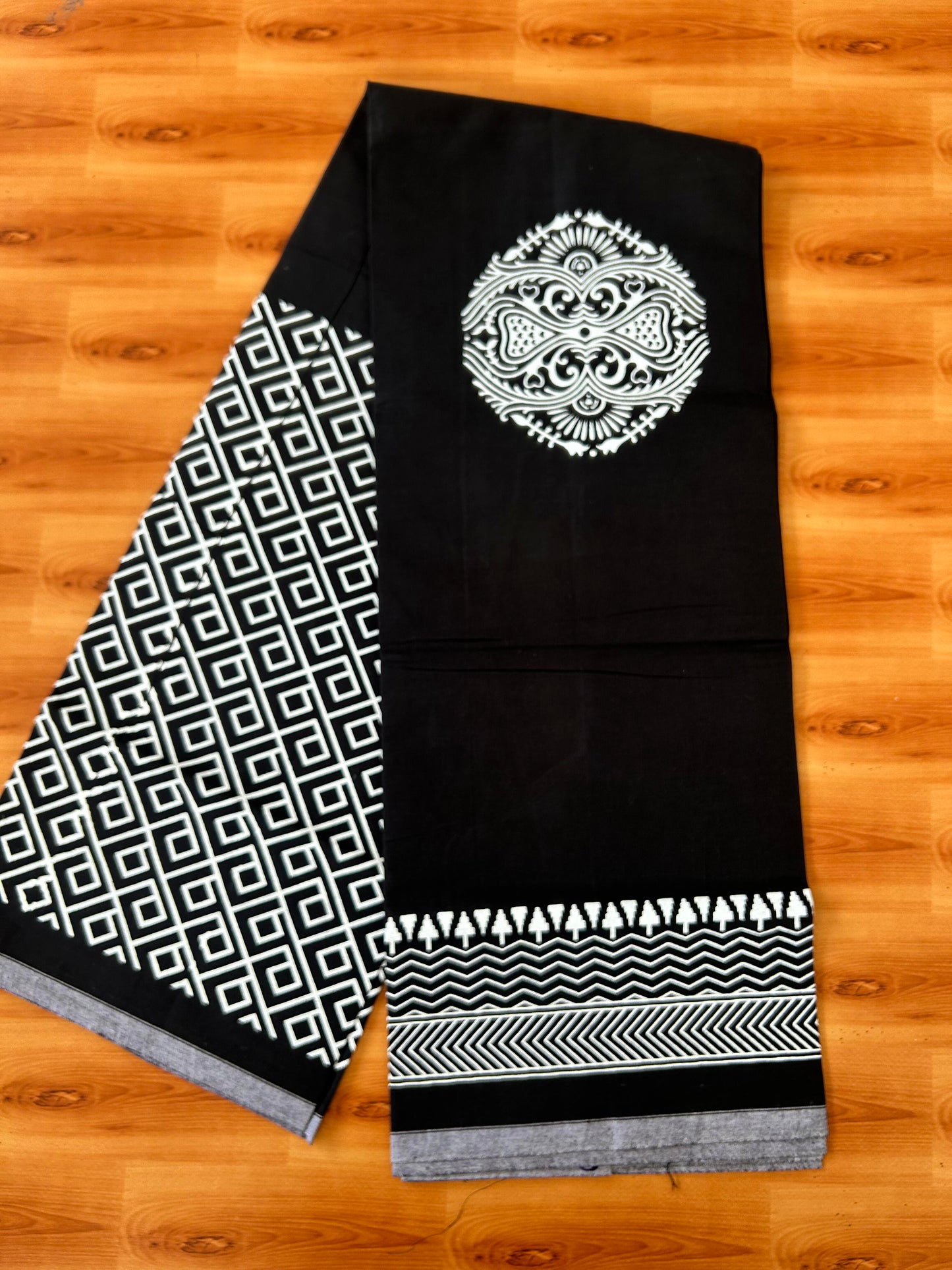 Single Kaily / Lungi - Mixed Cotton - (40s) - White Design printed kuppadam kara with Black colour body (2 meter / 4 muzham) - 17 KK8062 GAN