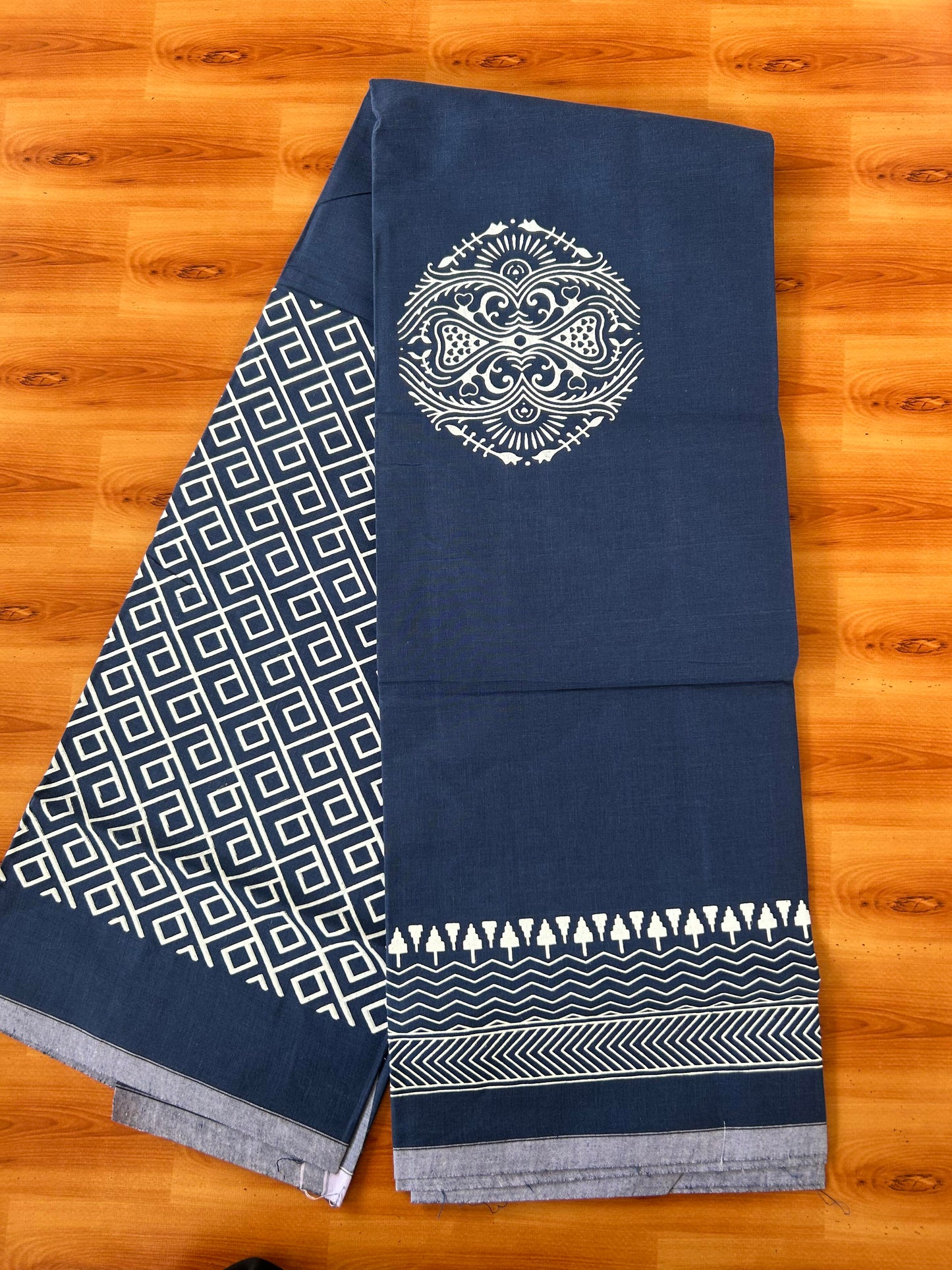 Single Kaily / Lungi - Mixed Cotton - (40s) - White Design printed kuppadam kara with Blue colour body (2 meter / 4 muzham) - 18 KK8062 GAN