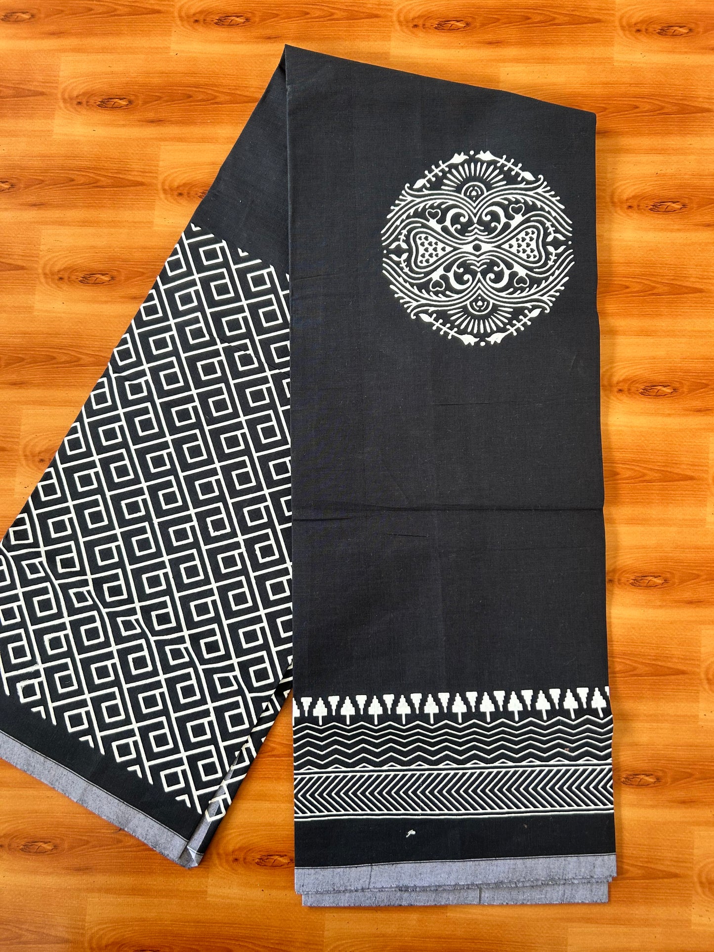 Single Kaily / Lungi - Mixed Cotton - (40s) - White Design printed kuppadam kara with Ash Black colour body (2 meter / 4 muzham) - 19 KK8062 GAN