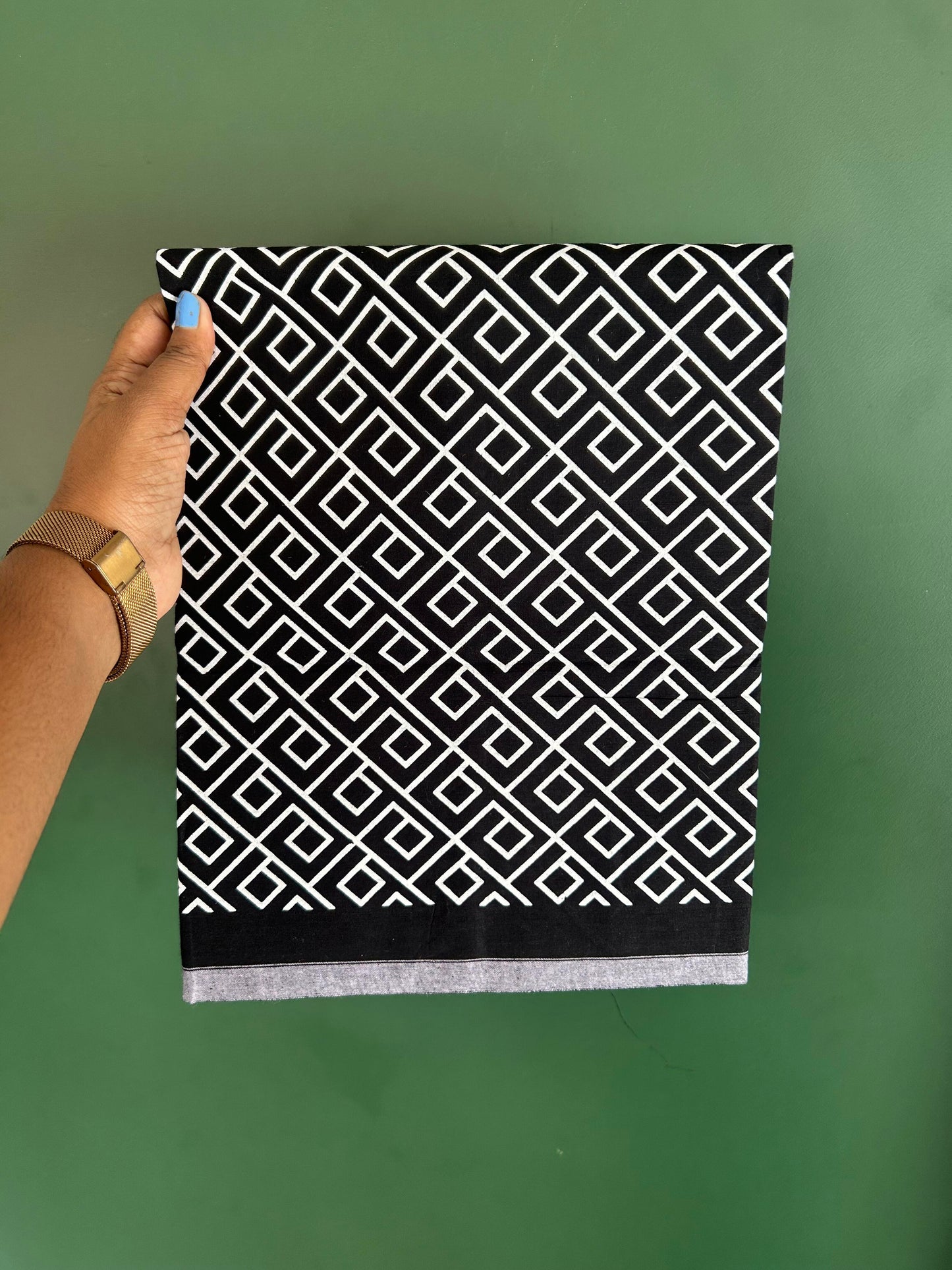 Single Kaily / Lungi - Mixed Cotton - (40s) - White Design printed kuppadam kara with Black colour body (2 meter / 4 muzham) - 17 KK8062 GAN