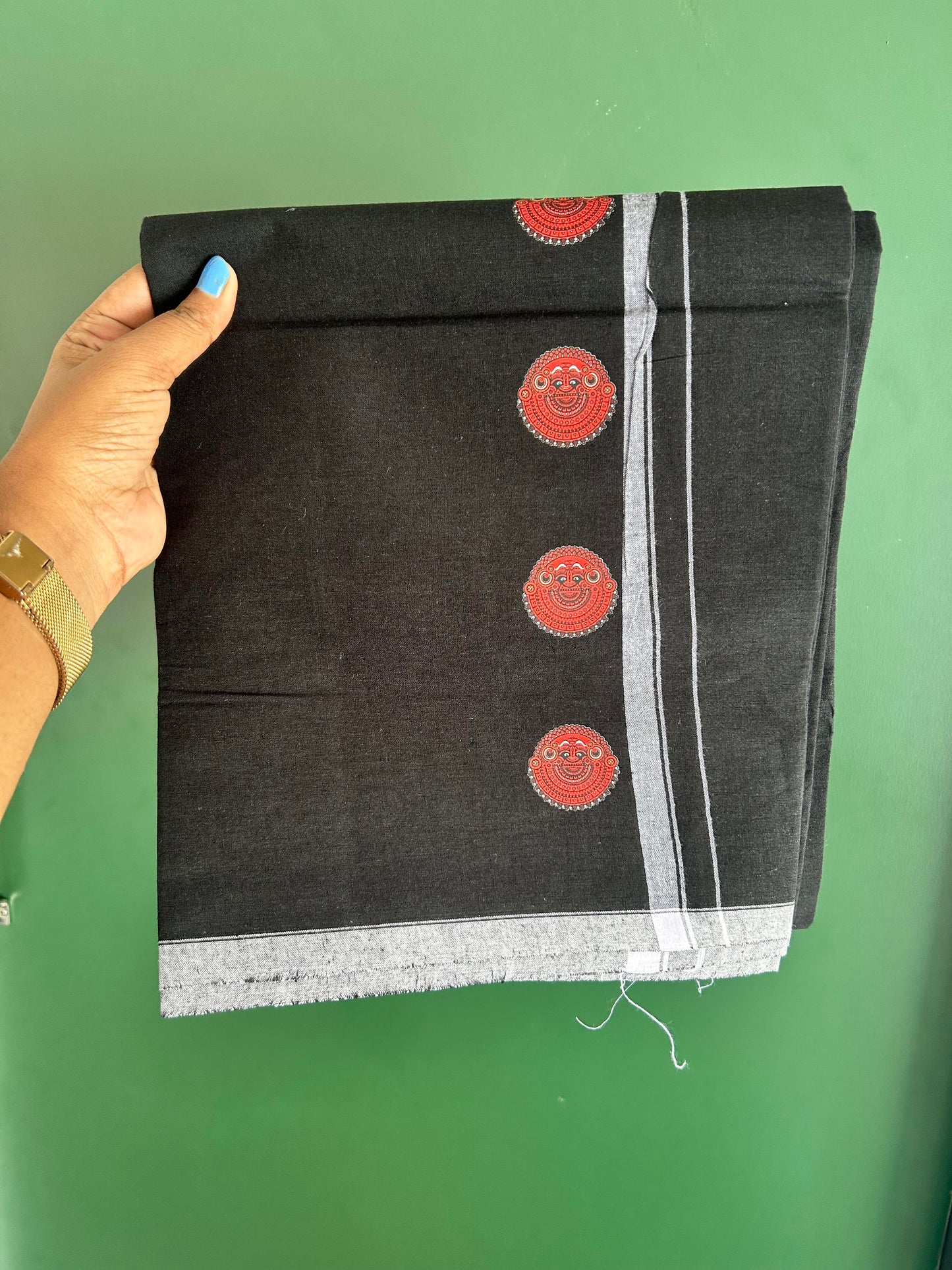 Single Kaily / Lungi- Kaitharikada - Pure Cotton - (40s) - 0.5 inch White Kara Theyyam Printed Design Kara with Black colour Body (2 meter / 4 muzham) - 20 KK8063 GAN