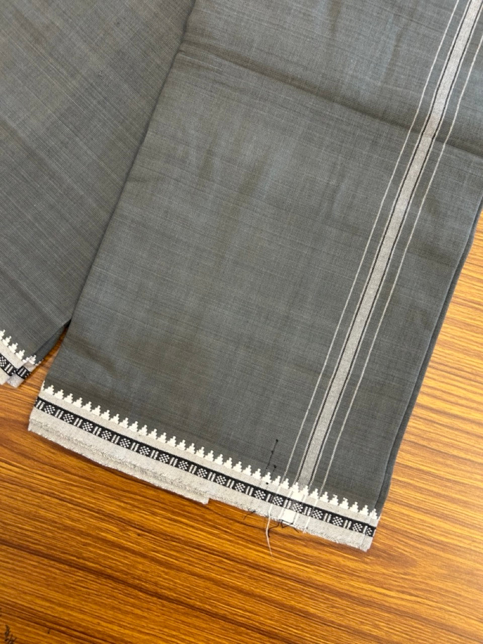 Premium Kathar Type Kavi Mund Pure cotton - Kaitharikada - Single Kaily / Lungi - 1 inch White Stripes Kara kuppadam Border with Grey colour body (2 meter / 4 muzham) - 11 KK8039 MUT