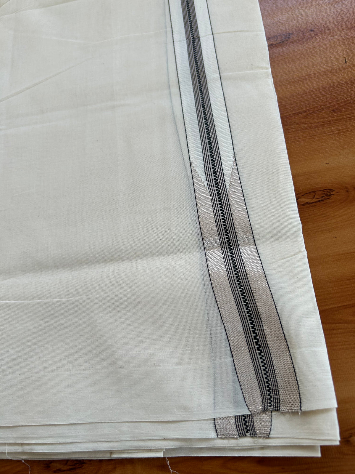 Double off white (Unbleached) Mund/Dhoti - 20% Discount! KaithariKada Pulimood Pure Cotton - 100X100 - 1.25 inch Puliyilakkara Silver kasav & Black chutty 4 m (8.5 Muzham) - 19 KK5543 GAN