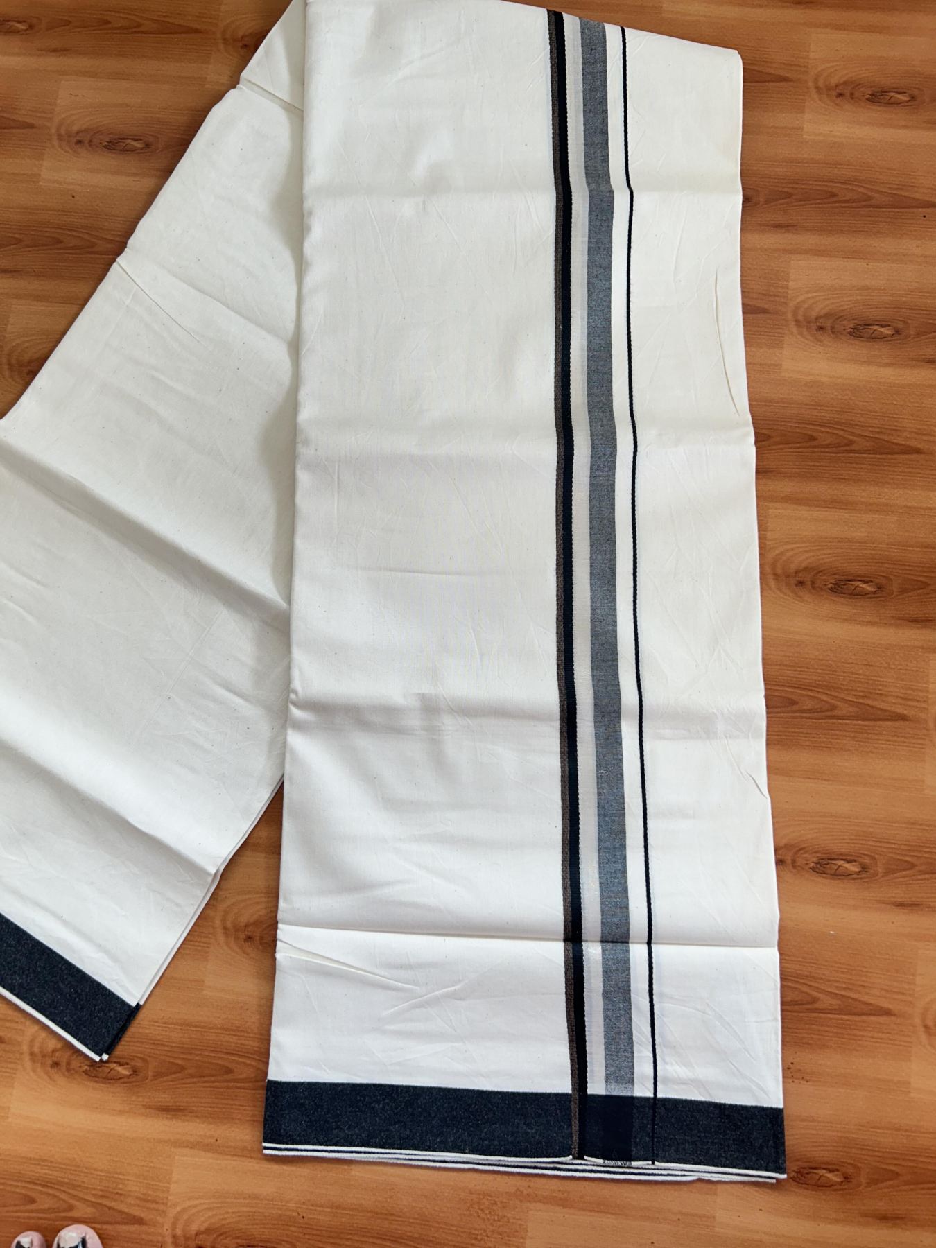 Single Mundu/Dhoti - Off White (Unbleached) 29% Discount !! KaithariKada Balaramapuram 100% Cotton Twisted 60s Thread - 1 Inch Silver Kasav & Black & Brown Shaded Kara (2 meter /4 muzham) - 12 KK5393 GL