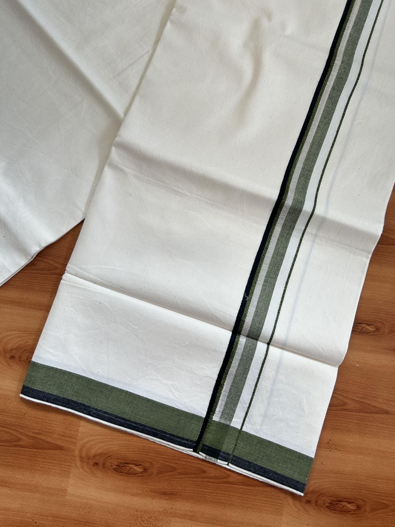 Single Mundu/Dhoti - Off White (Unbleached) 29% Discount !! KaithariKada Balaramapuram 100% Cotton Twisted 60s Thread - 1 Inch Silver Kasav & Black & Light Green Shaded Kara (2 meter /4 muzham) - 6 KK5393 GL