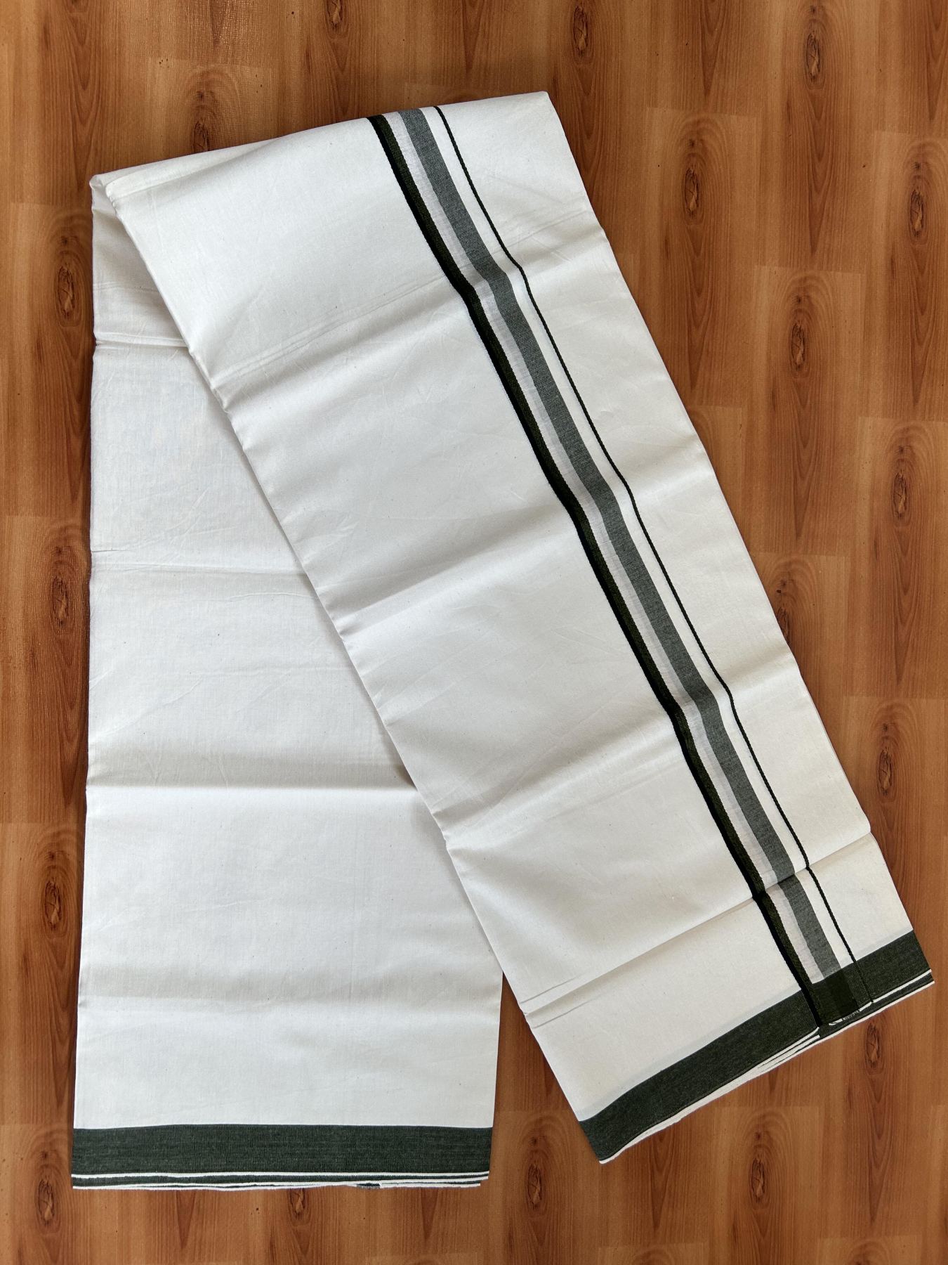 Single Mundu/Dhoti - Off White (Unbleached) 29% Discount !! KaithariKada Balaramapuram 100% Cotton Twisted 60s Thread - 1 Inch Silver Kasav & Black & Dark Green Shaded Kara (2 meter /4 muzham) - 7 KK5393 GL