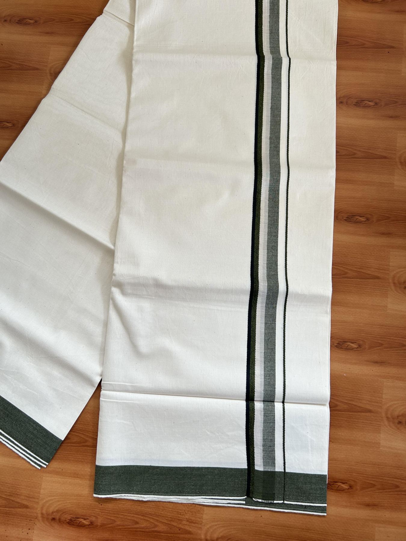 Single Mundu/Dhoti - Off White (Unbleached) 29% Discount !! KaithariKada Balaramapuram 100% Cotton Twisted 60s Thread - 1 Inch Silver Kasav & Black & Dark Green Shaded Kara (2 meter /4 muzham) - 7 KK5393 GL