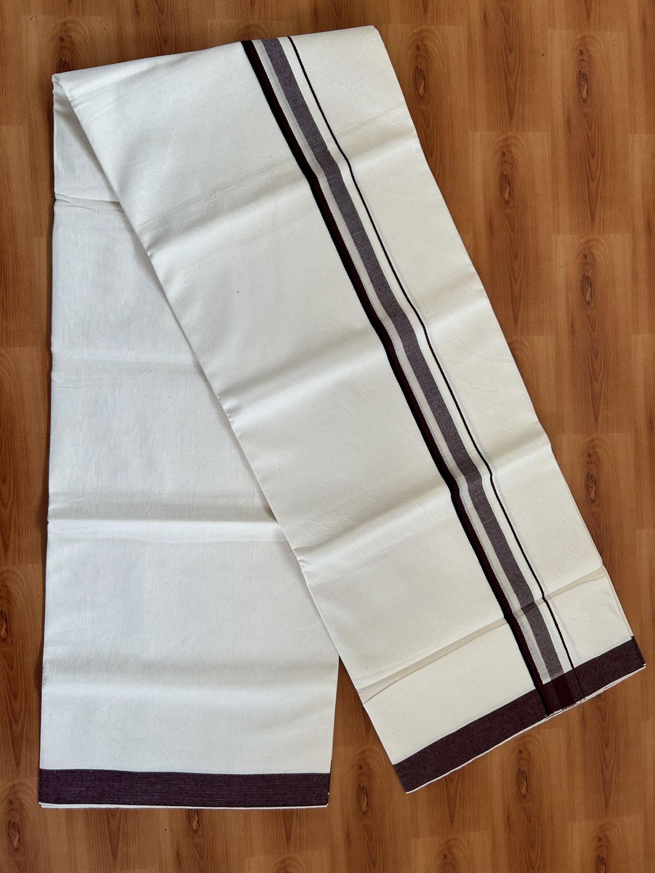 Single Mundu/Dhoti - Off White (Unbleached) 29% Discount !! KaithariKada Balaramapuram 100% Cotton Twisted 60s Thread - 1 Inch Silver Kasav & Black & Dark Maroon Shaded Kara (2 meter /4 muzham) - 11 KK5393 GL