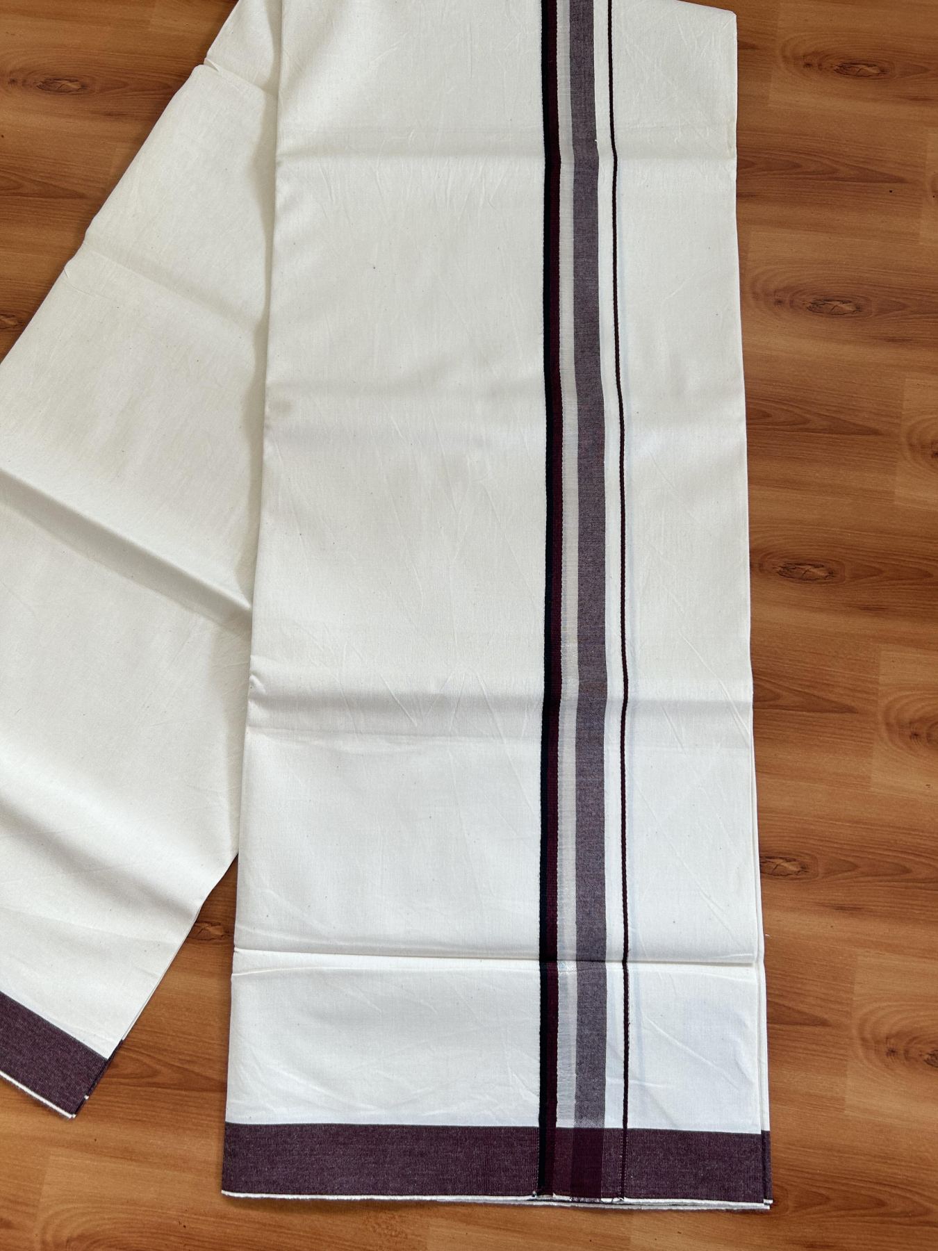 Single Mundu/Dhoti - Off White (Unbleached) 29% Discount !! KaithariKada Balaramapuram 100% Cotton Twisted 60s Thread - 1 Inch Silver Kasav & Black & Dark Maroon Shaded Kara (2 meter /4 muzham) - 11 KK5393 GL