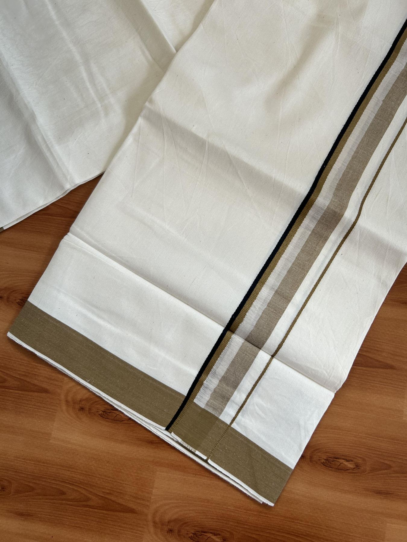 Single Mundu/Dhoti - Off White (Unbleached) 29% Discount !! KaithariKada Balaramapuram 100% Cotton Twisted 60s Thread - 1 Inch Silver Kasav & Black & Sand Brown Shaded Kara (2 meter /4 muzham) - 10 KK5393 GL
