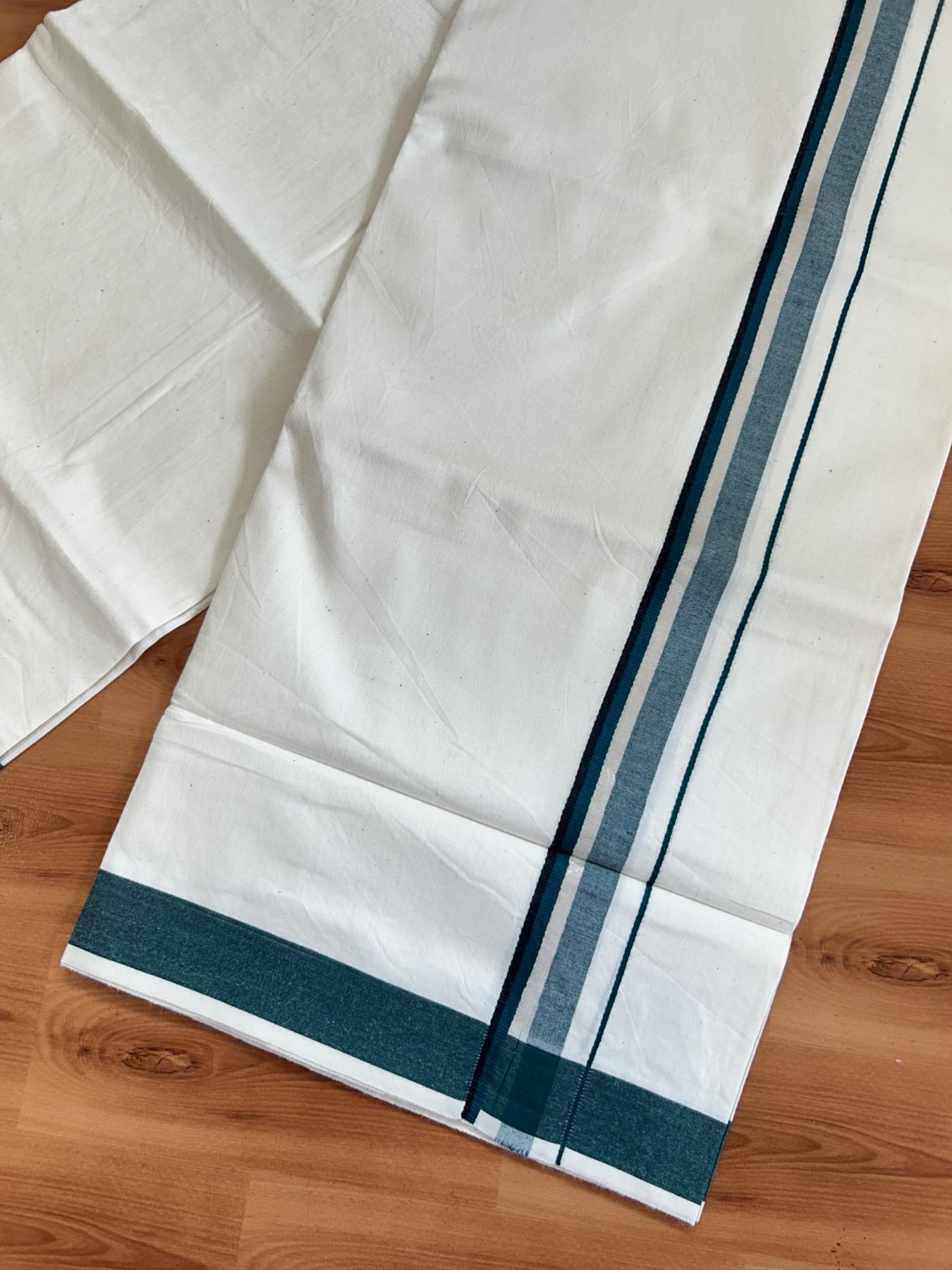 Single Mundu/Dhoti - Off White (Unbleached) 29% Discount !! KaithariKada Balaramapuram 100% Cotton Twisted 60s Thread - 1 Inch Silver Kasav & Black & Green Shaded Kara (2 meter /4 muzham) - 1 KK5393 GL