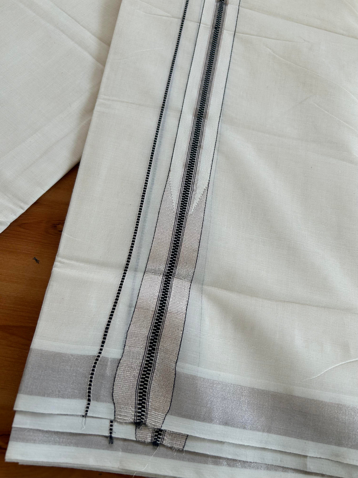 Double off white (Unbleached) Mund/Dhoti - 20% Discount! KaithariKada Pulimood Pure Cotton - 100X100 - 1.25 inch Puliyilakkara Silver kasav & Black chutty 4 m (8.5 Muzham) - 20 KK5543 GAN