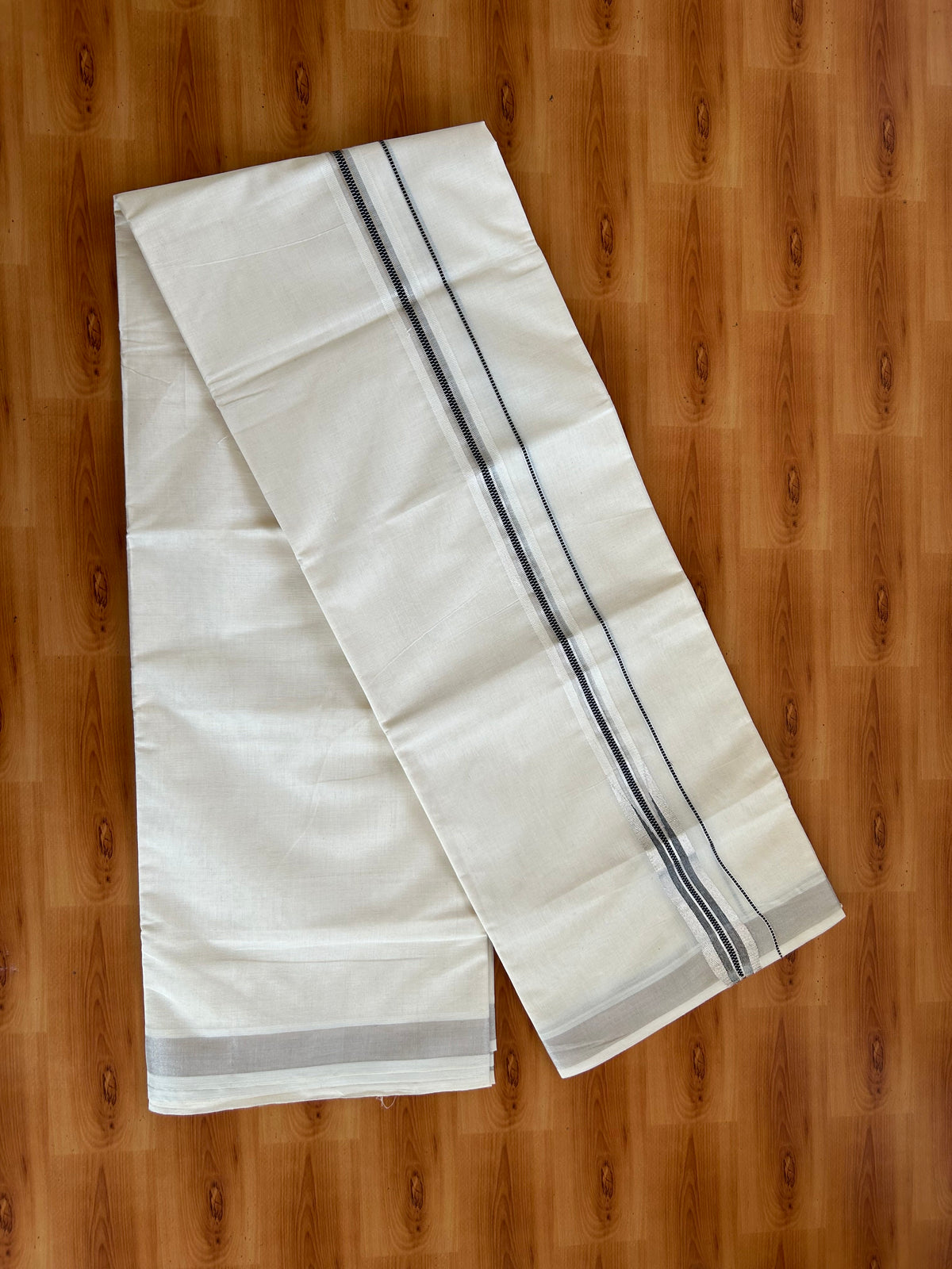 Double off white (Unbleached) Mund/Dhoti - 20% Discount! KaithariKada Pulimood Pure Cotton - 100X100 - 1.25 inch Puliyilakkara Silver kasav & Black chutty 4 m (8.5 Muzham) - 21 KK5543 GAN