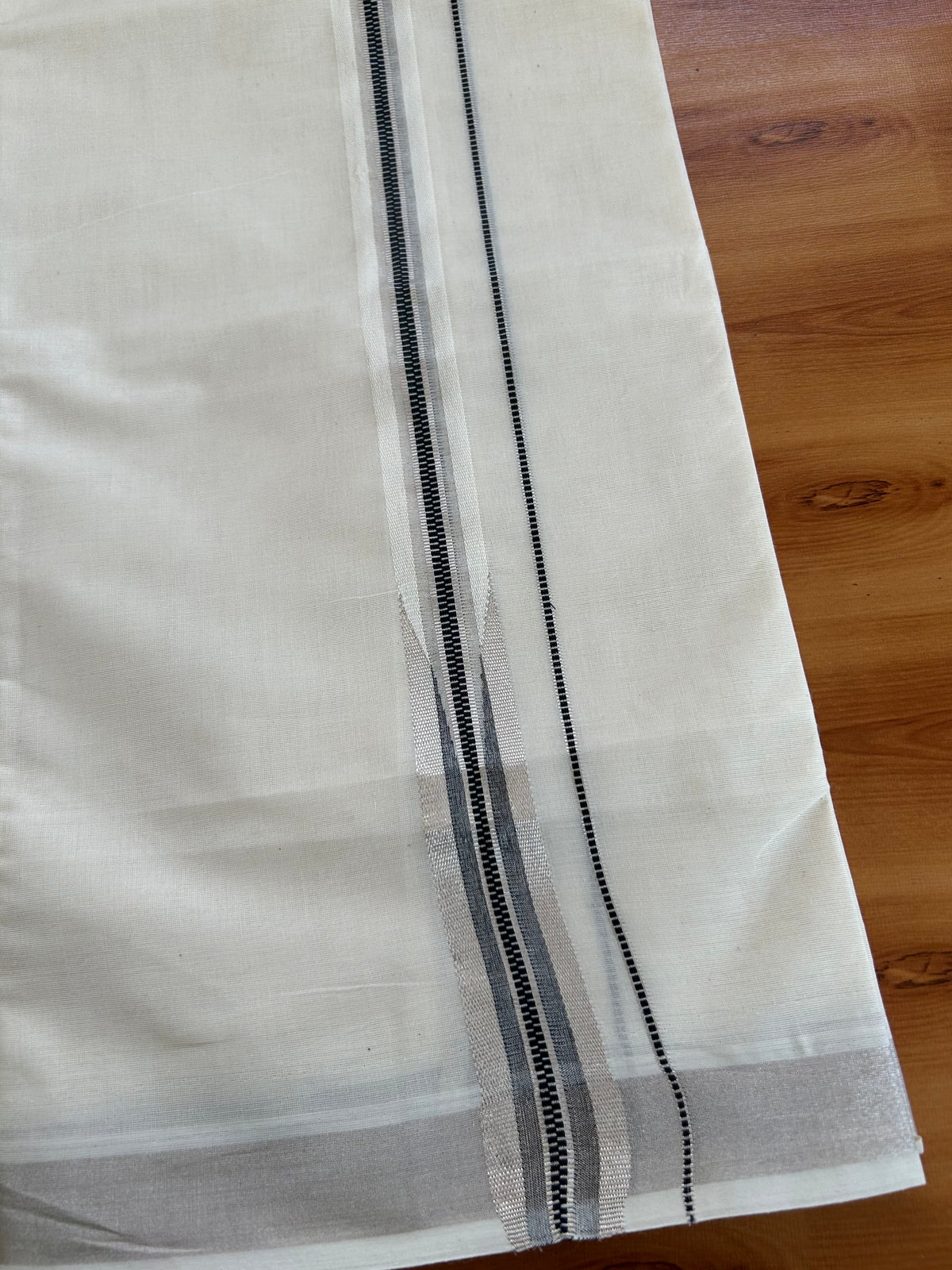 Double off white (Unbleached) Mund/Dhoti - 20% Discount! KaithariKada Pulimood Pure Cotton - 100X100 - 1.25 inch Puliyilakkara Silver kasav & Black chutty 4 m (8.5 Muzham) - 21 KK5543 GAN