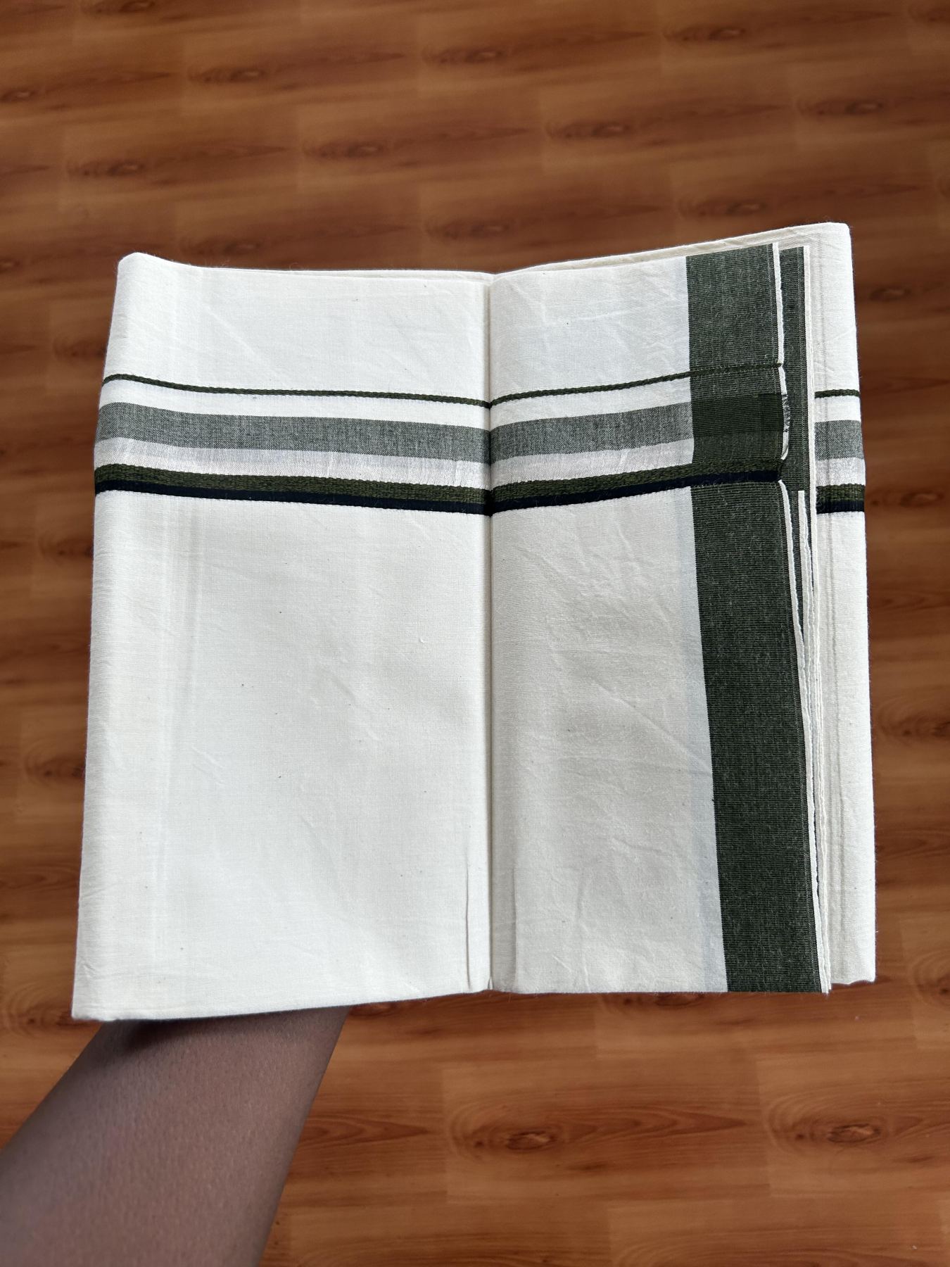 Single Mundu/Dhoti - Off White (Unbleached) 29% Discount !! KaithariKada Balaramapuram 100% Cotton Twisted 60s Thread - 1 Inch Silver Kasav & Black & Dark Green Shaded Kara (2 meter /4 muzham) - 7 KK5393 GL