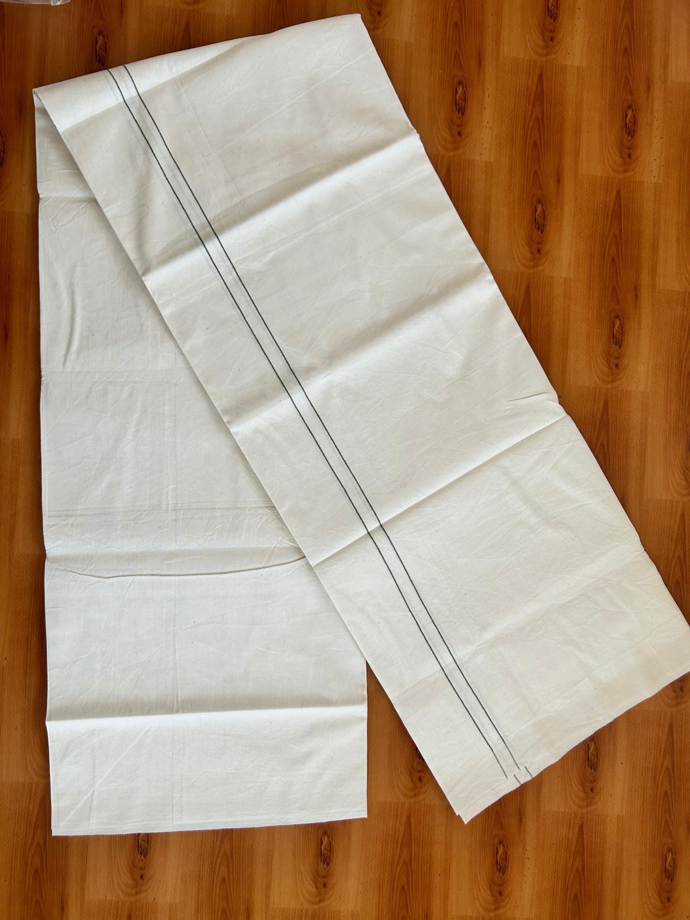 Single Off White (Unbleached) Mundu/Dhoti - 36% DISCOUNT!! KaithariKada Balaramapuram 100% Cotton - Twisted 60s Thread - 0.75 cm Green Puliyilakkara One Side Chutty (2 meter / 4 muzham) - 36 KK5495 GL