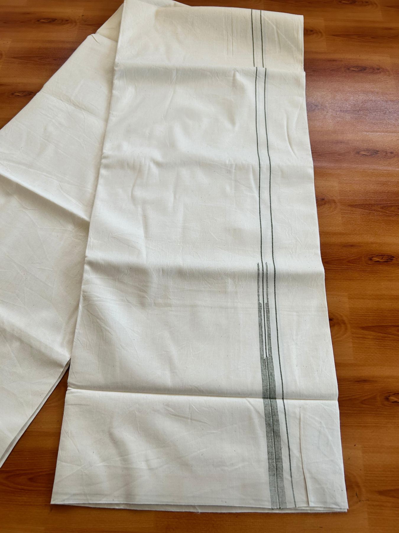 Single Off White (Unbleached) Mundu/Dhoti - 36% DISCOUNT!! KaithariKada Balaramapuram 100% Cotton - Twisted 60s Thread - 0.75 cm Green Puliyilakkara One Side Chutty (2 meter / 4 muzham) - 36 KK5495 GL