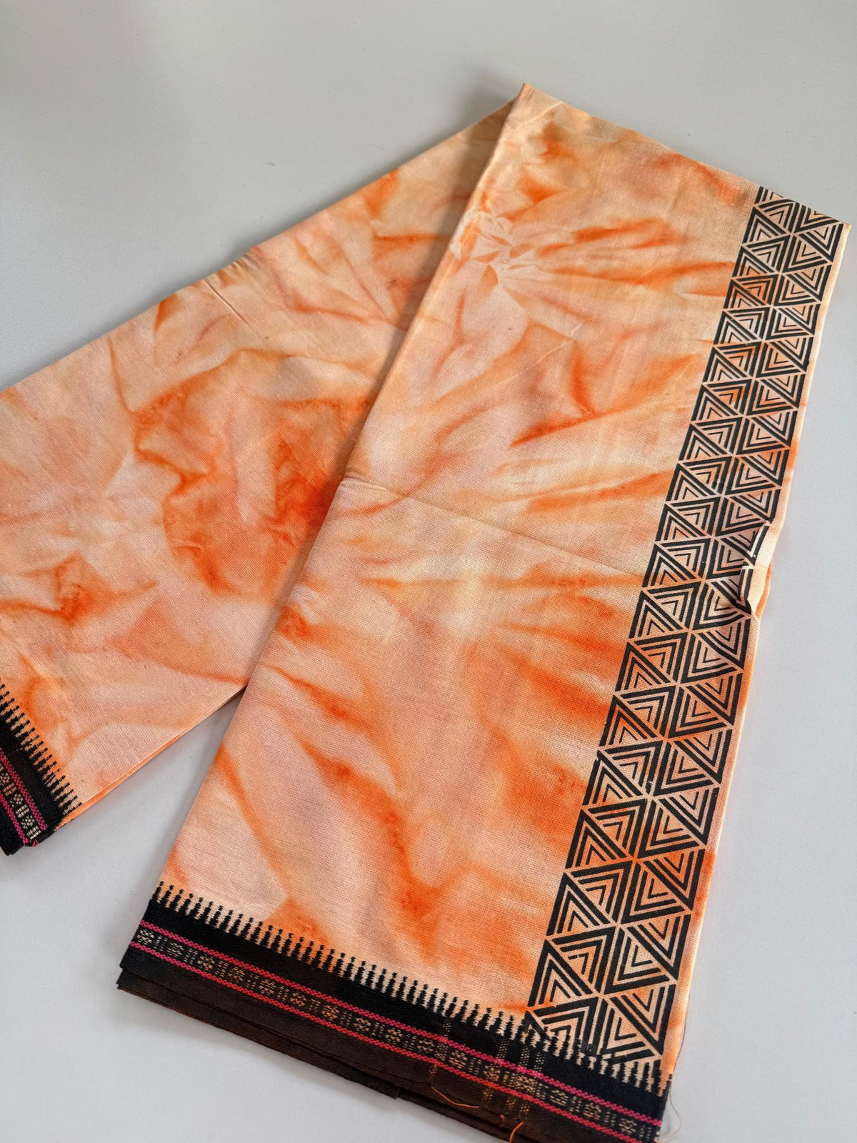 Dyed Single Kaily / Lungi - Kaitharikada - Mixed Cotton - 40s twisted - 2.25 inch Black Printed Design Kara With Peach & White Shaded Colour Body (2 meter / 4 muzham) - 58 KK8097 SAT