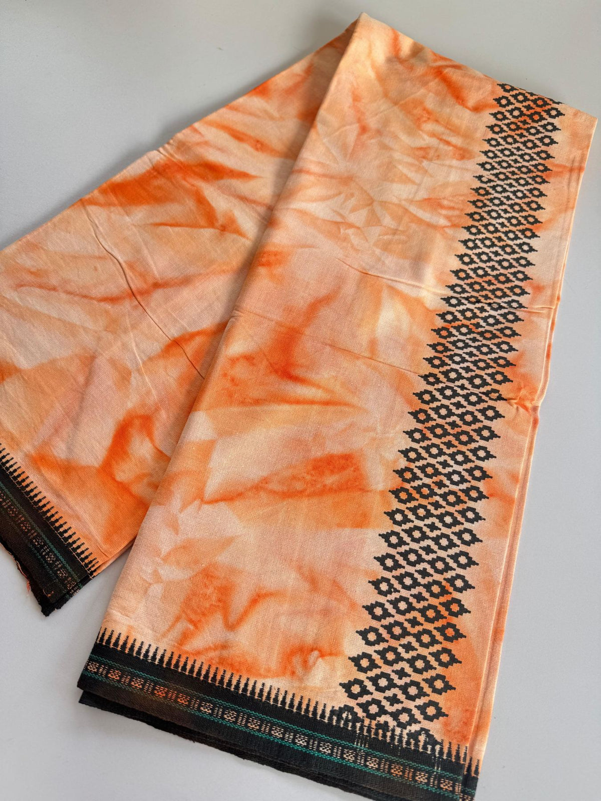 Dyed Single Kaily / Lungi - Kaitharikada - Mixed Cotton - 40s twisted - 2.5 inch Black Printed Design Kara With Peach & White Shaded Colour Body (2 meter / 4 muzham) - 59 KK8097 SAT
