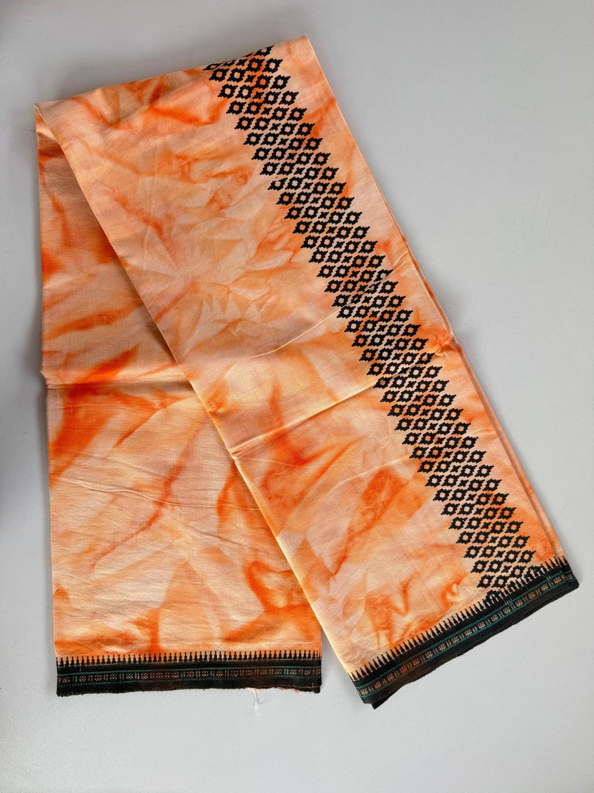 Dyed Single Kaily / Lungi - Kaitharikada - Mixed Cotton - 40s twisted - 2.5 inch Black Printed Design Kara With Peach & White Shaded Colour Body (2 meter / 4 muzham) - 59 KK8097 SAT