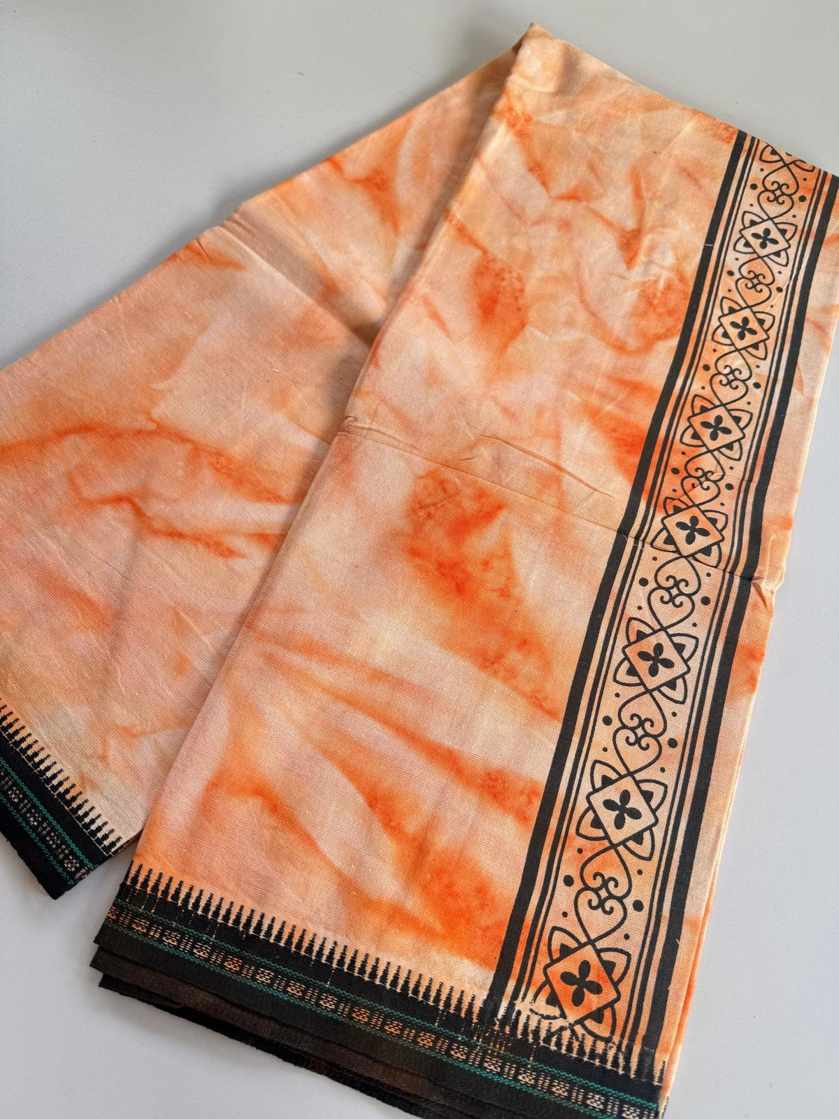 Dyed Single Kaily / Lungi - Kaitharikada - Mixed Cotton - 40s twisted - 2.75 inch Black Printed Design Kara With Peach & White Shaded Colour Body (2 meter / 4 muzham) - 60 KK8097 SAT