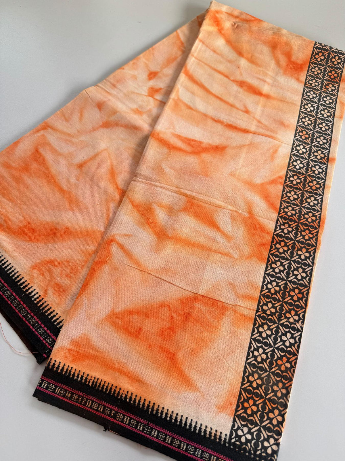 Dyed Single Kaily / Lungi - Kaitharikada - Mixed Cotton - 40s twisted - 2 inch Black Printed Design Kara With Peach & White Shaded Colour Body (2 meter / 4 muzham) - 61 KK8097 SAT
