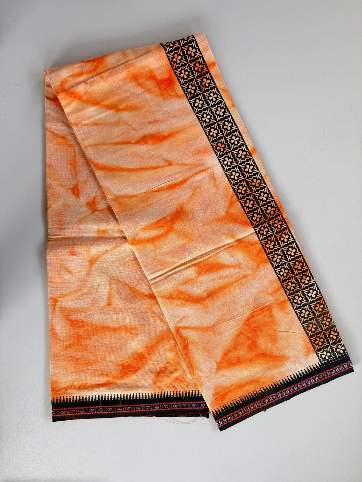Dyed Single Kaily / Lungi - Kaitharikada - Mixed Cotton - 40s twisted - 2 inch Black Printed Design Kara With Peach & White Shaded Colour Body (2 meter / 4 muzham) - 61 KK8097 SAT