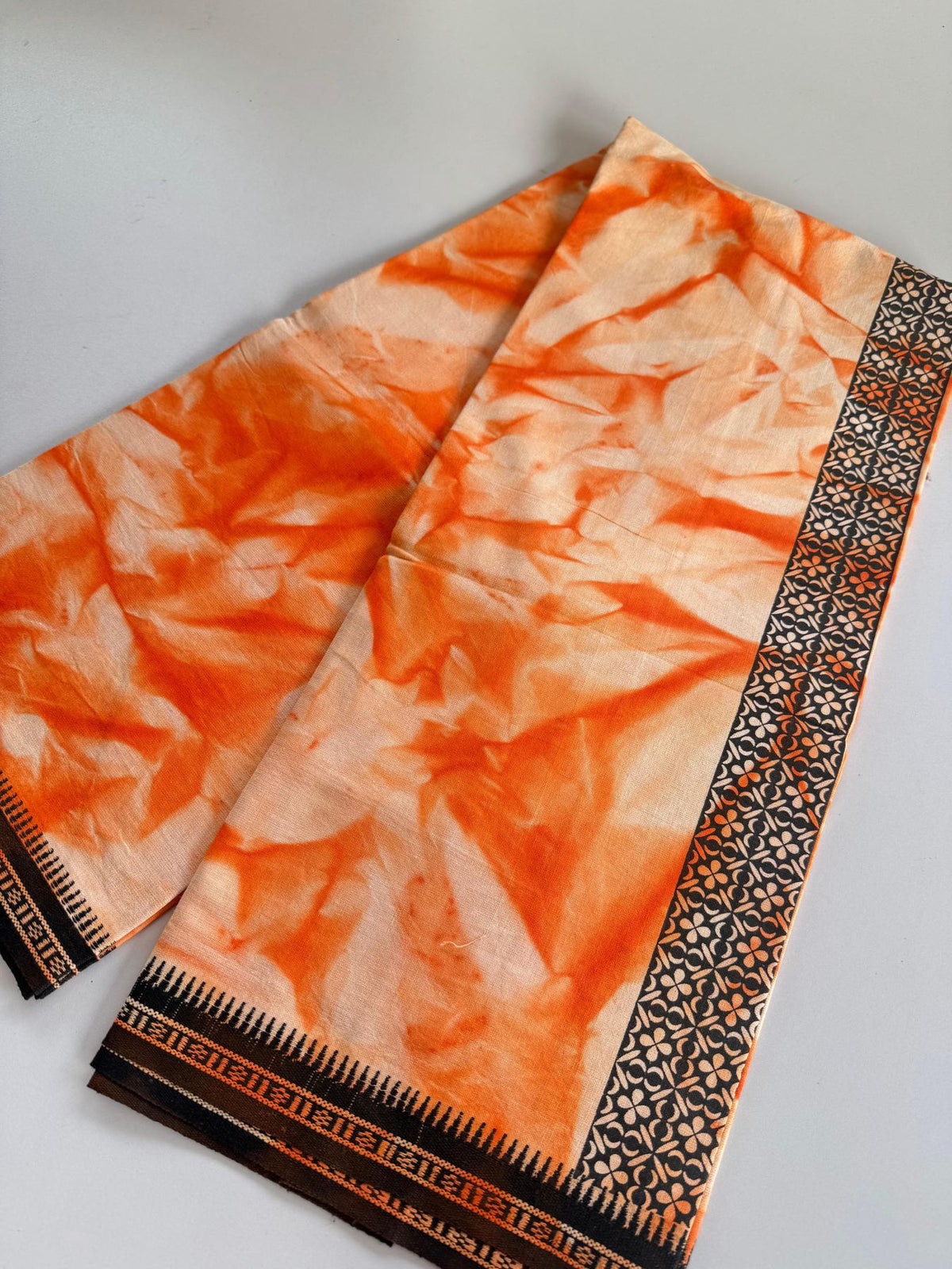 Dyed Single Kaily / Lungi - Kaitharikada - Mixed Cotton - 40s twisted - 2 inch Black Printed Design Kara With Peach & White Shaded Colour Body (2 meter / 4 muzham) - 62 KK8097 SAT