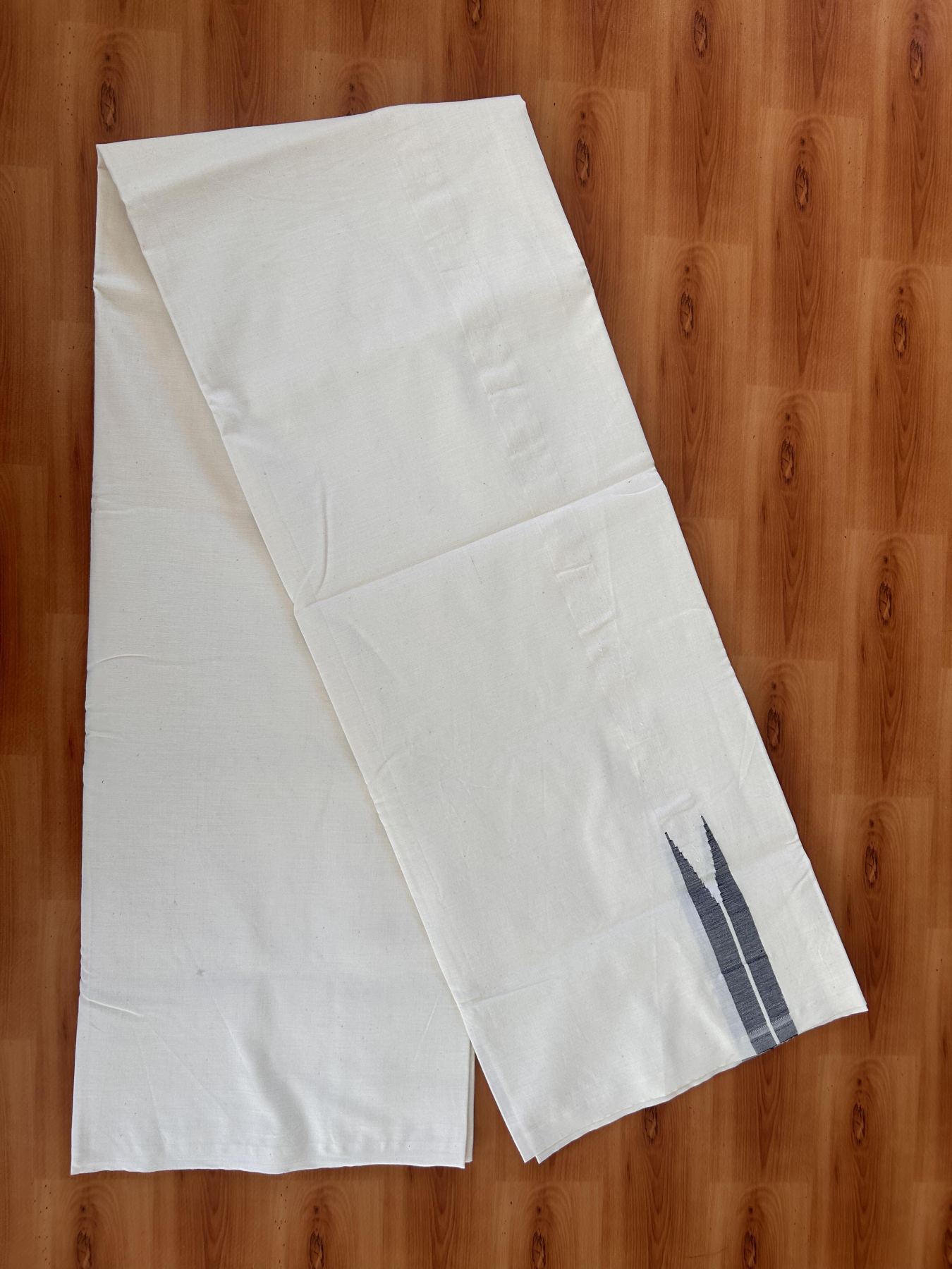 Single Mundu/Dhoti - Off White (Unbleached) 20% Discount !! KaithariKada Balaramapuram 100% Cotton Twisted 100s Thread - 1 inch Puliyilakkara Black Chutty (2 meter/4 Muzham) - 1 KK5431 ASH